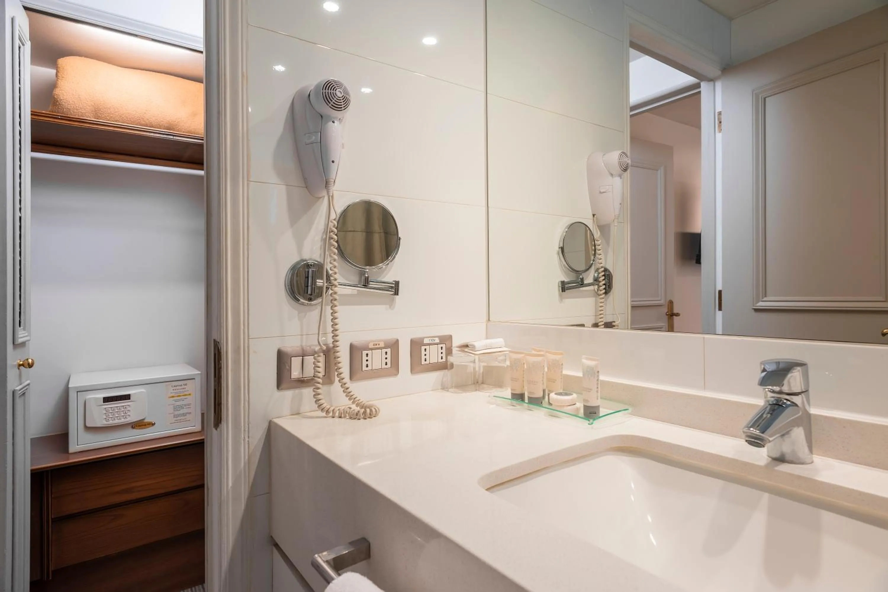 Bathroom in Hotel Los Españoles Plus