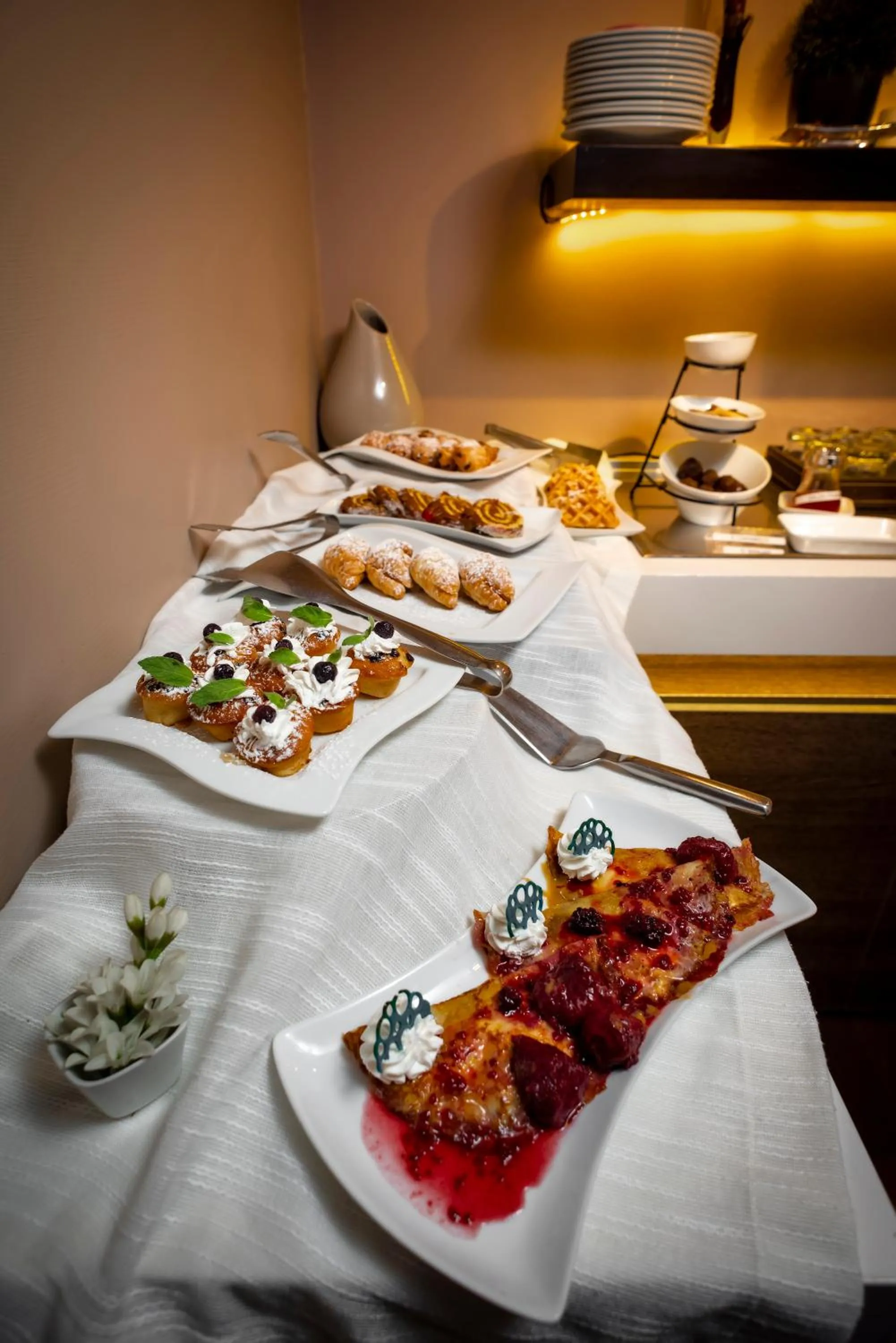 Buffet breakfast in Hotel Los Españoles Plus