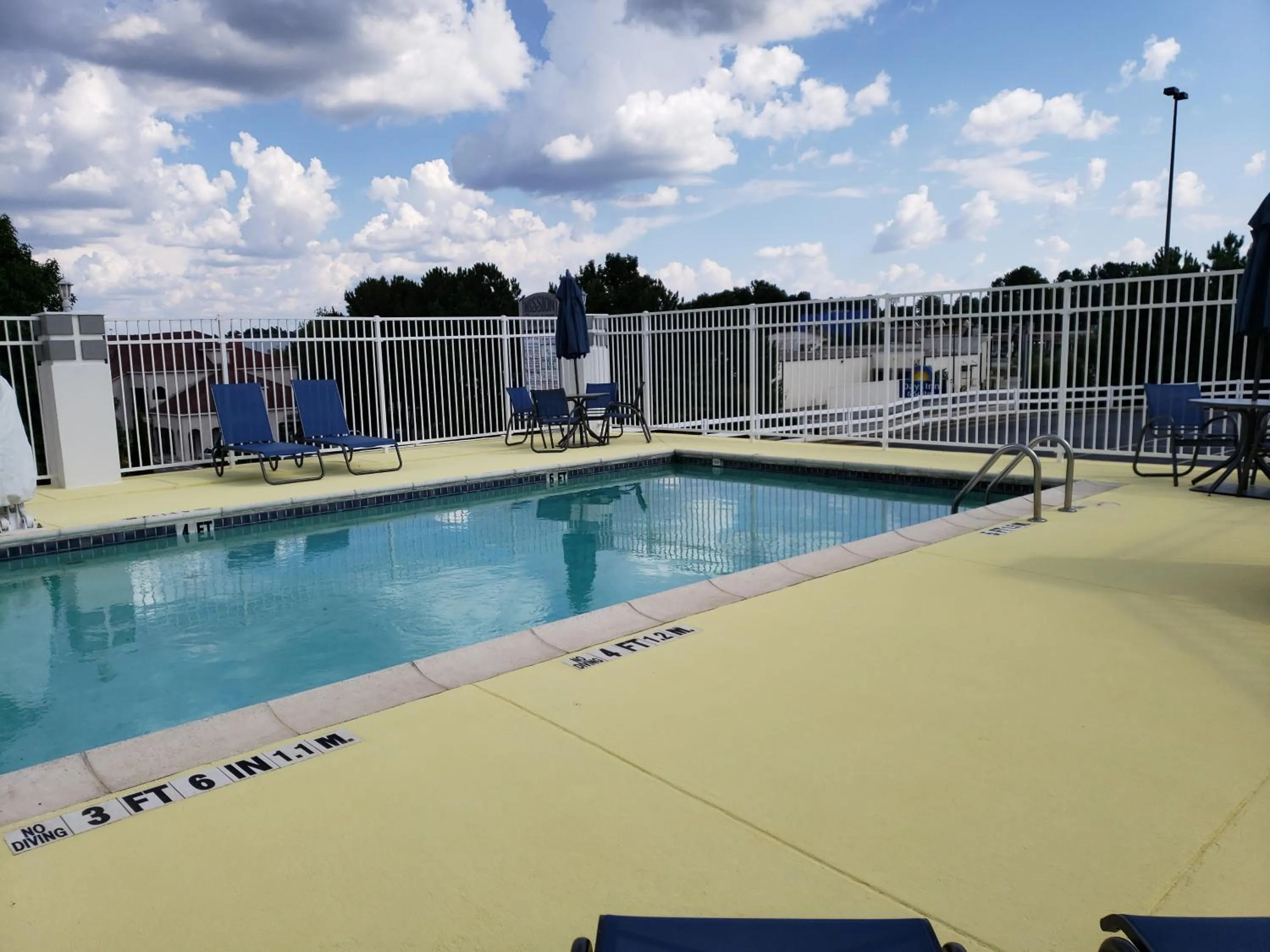 Pool view in Days Inn & Suites by Wyndham Union City
