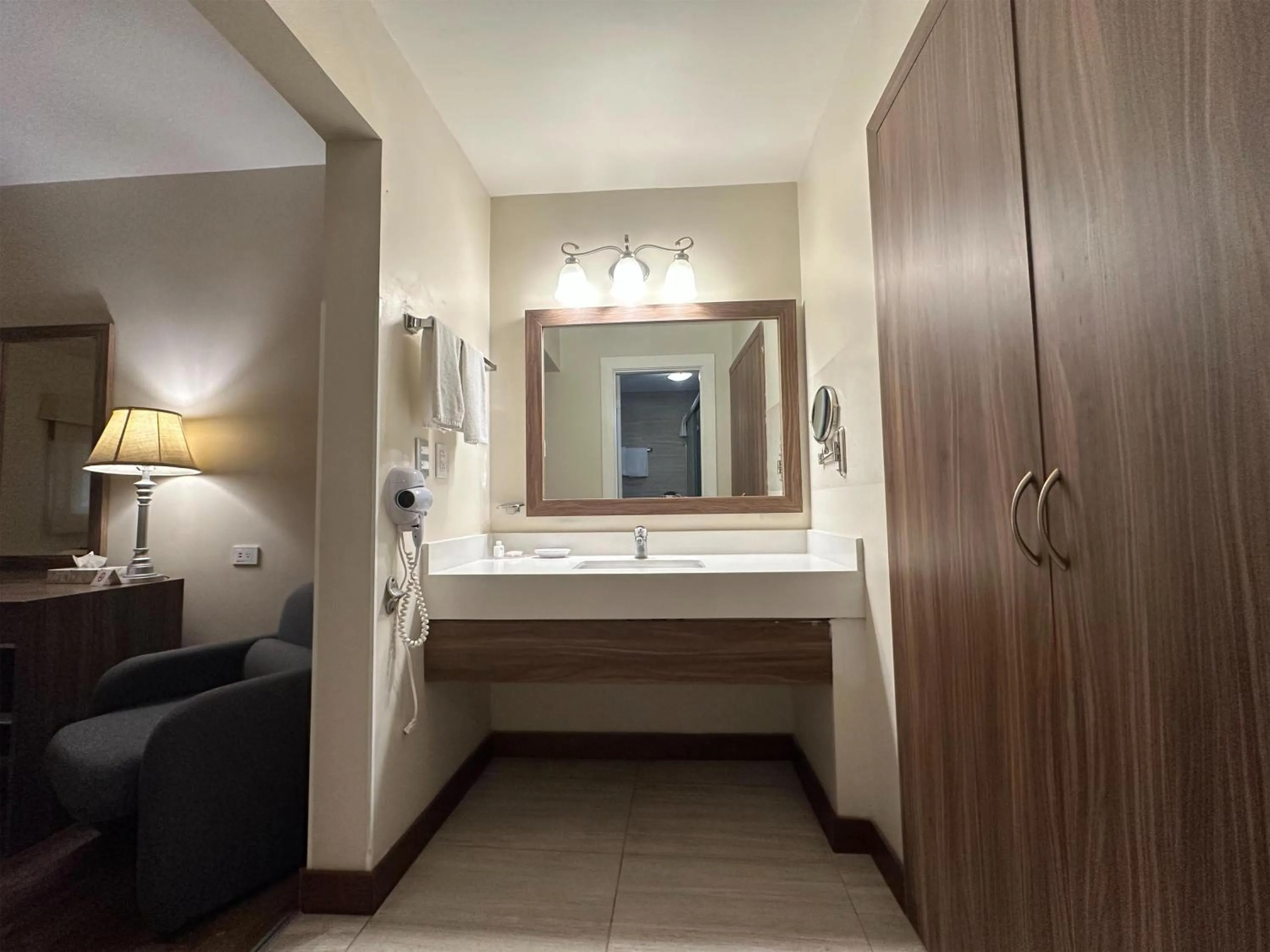 Bathroom, Bed in Best Western Plus Chihuahua Aeropuerto
