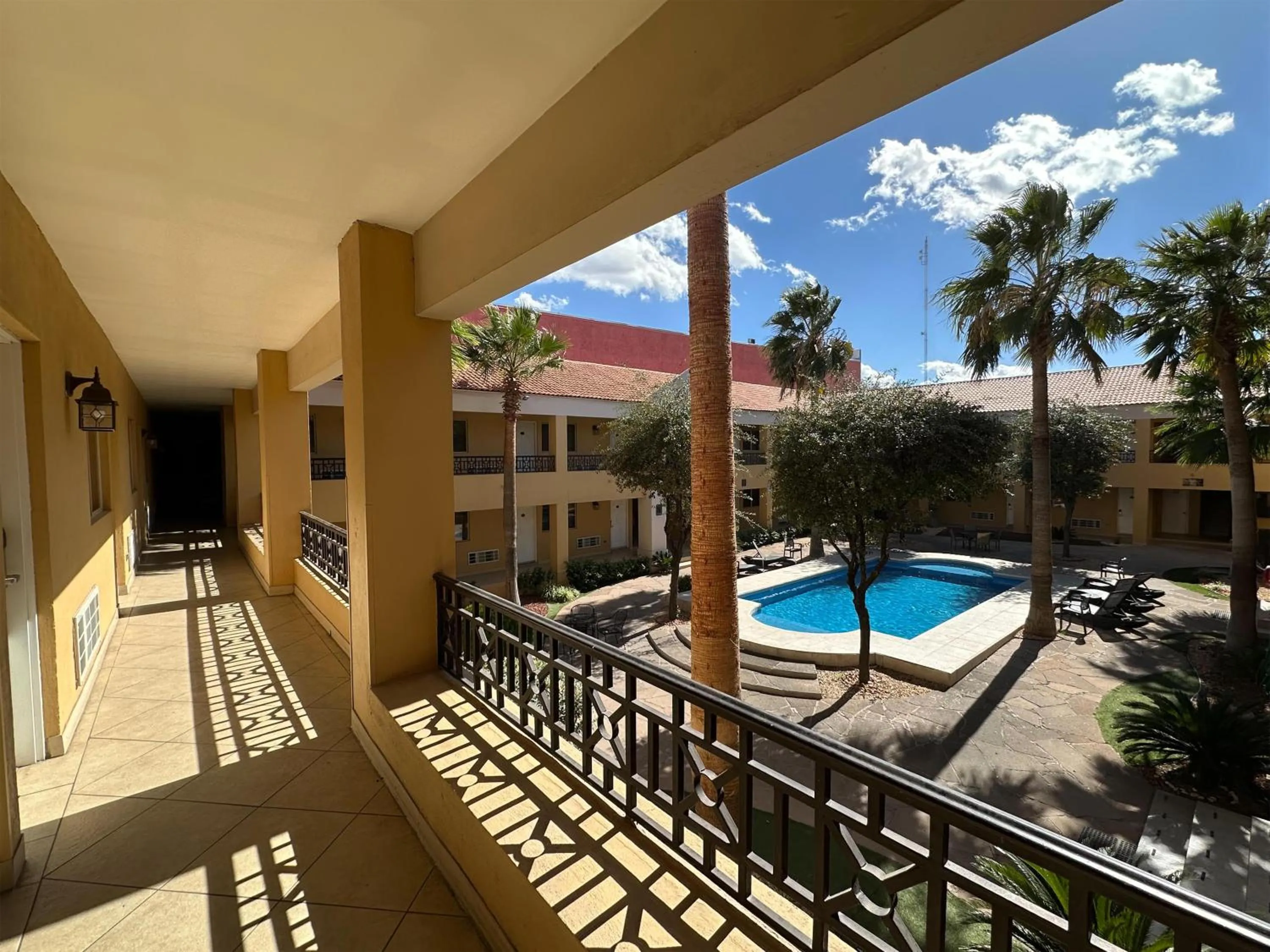 Pool view in Best Western Plus Chihuahua Aeropuerto