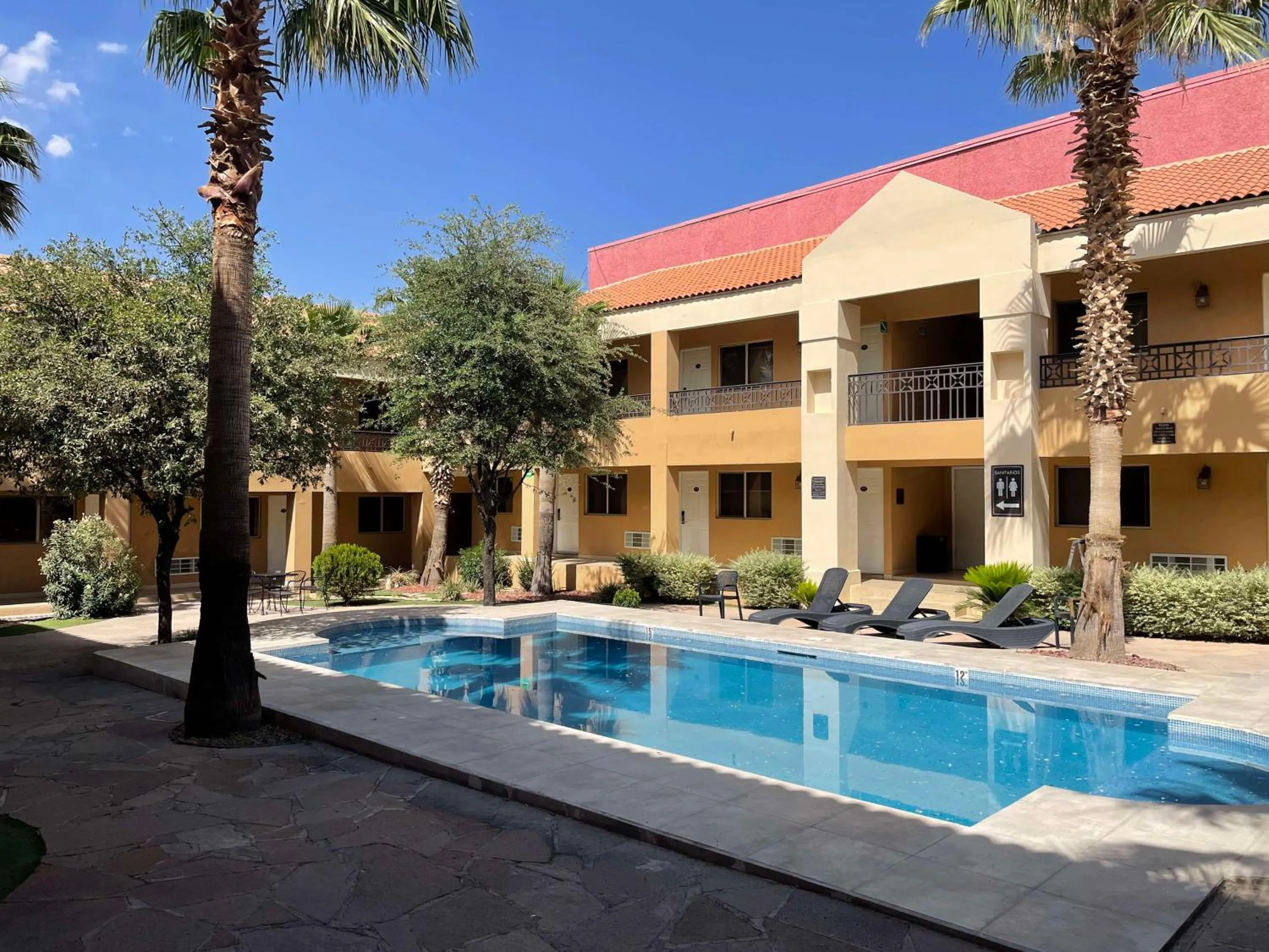 Pool view in Best Western Plus Chihuahua Aeropuerto