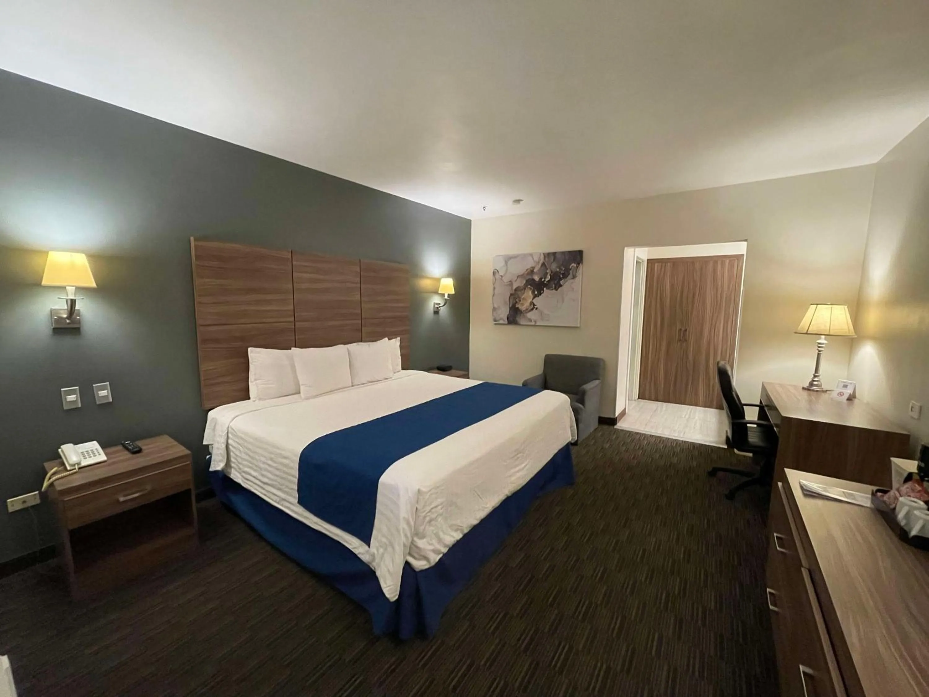 Photo of the whole room, Bed in Best Western Plus Chihuahua Aeropuerto