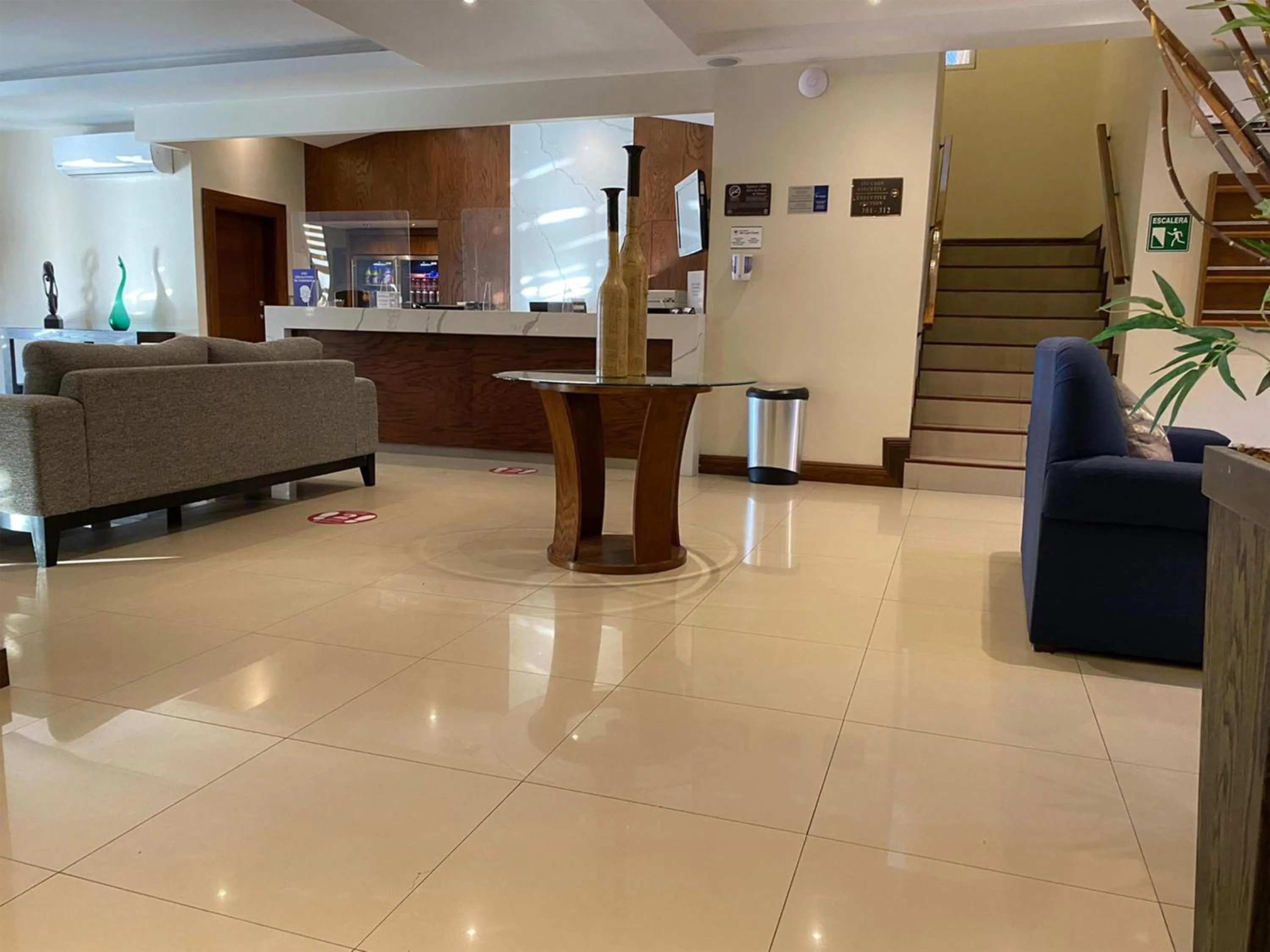 Lobby or reception in Best Western Plus Chihuahua Aeropuerto