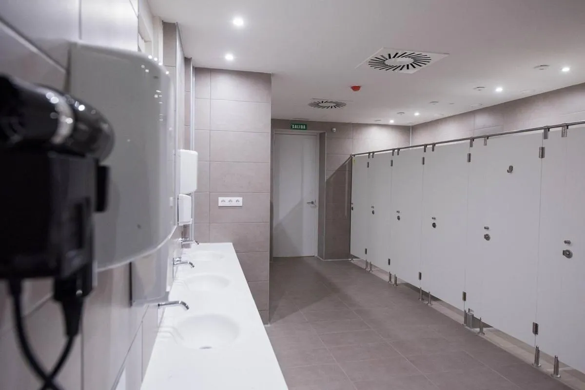 Public Bath in room00 Gran Vía Hostel