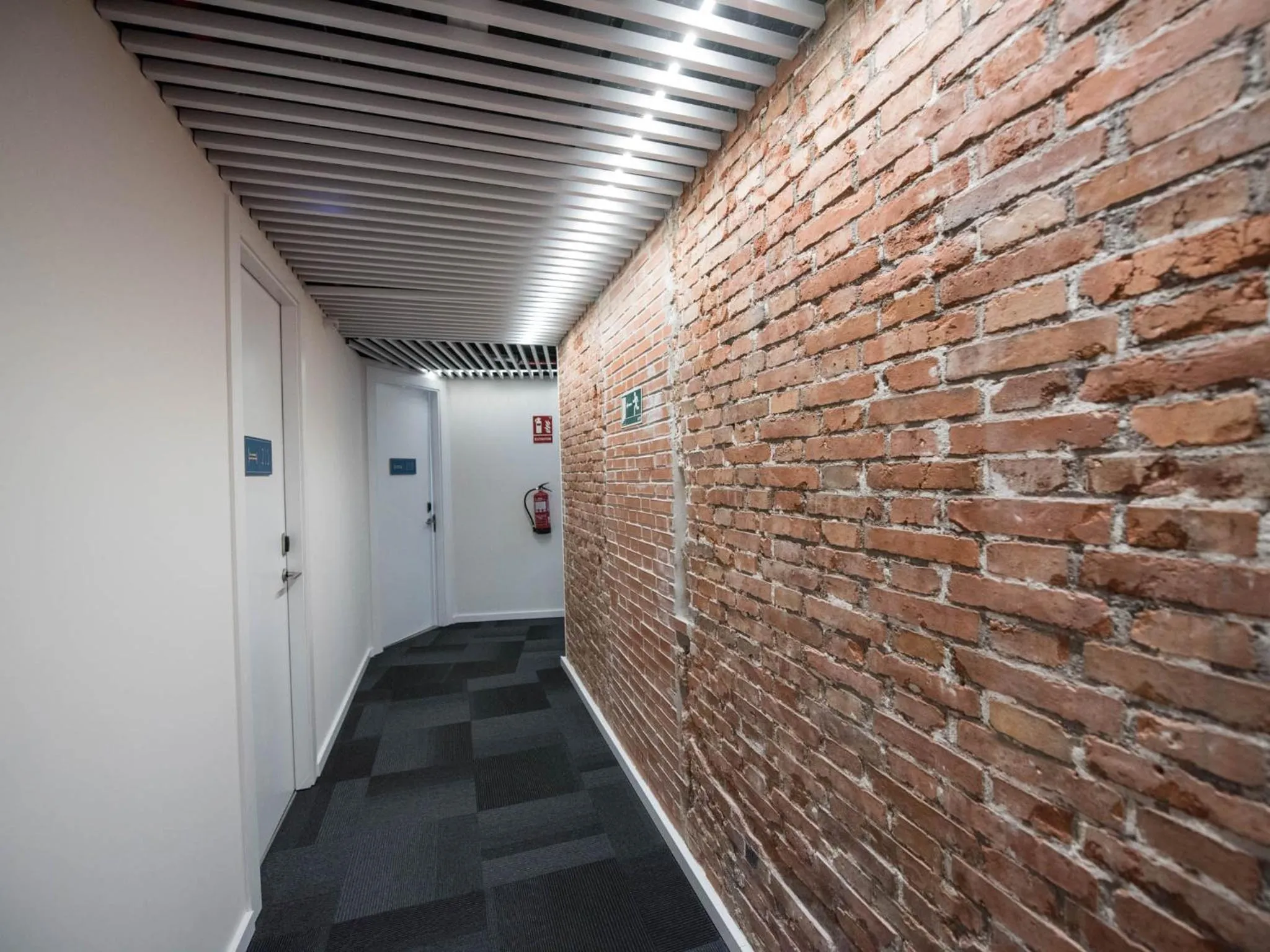 Area and facilities in room00 Gran Vía Hostel