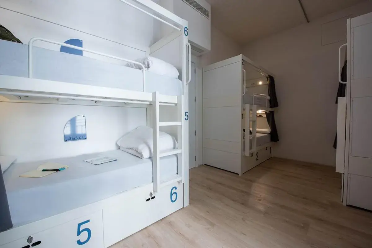 Bed in 6-Bed Mixed Dormitory Room in room00 Gran Vía Hostel Bed in 6-Bed Mixed Dormitory Room in room00 Gran Vía Hostel