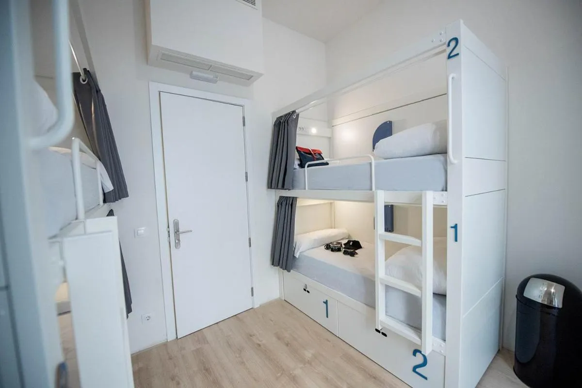 Bedroom, Bed in room00 Gran Vía Hostel