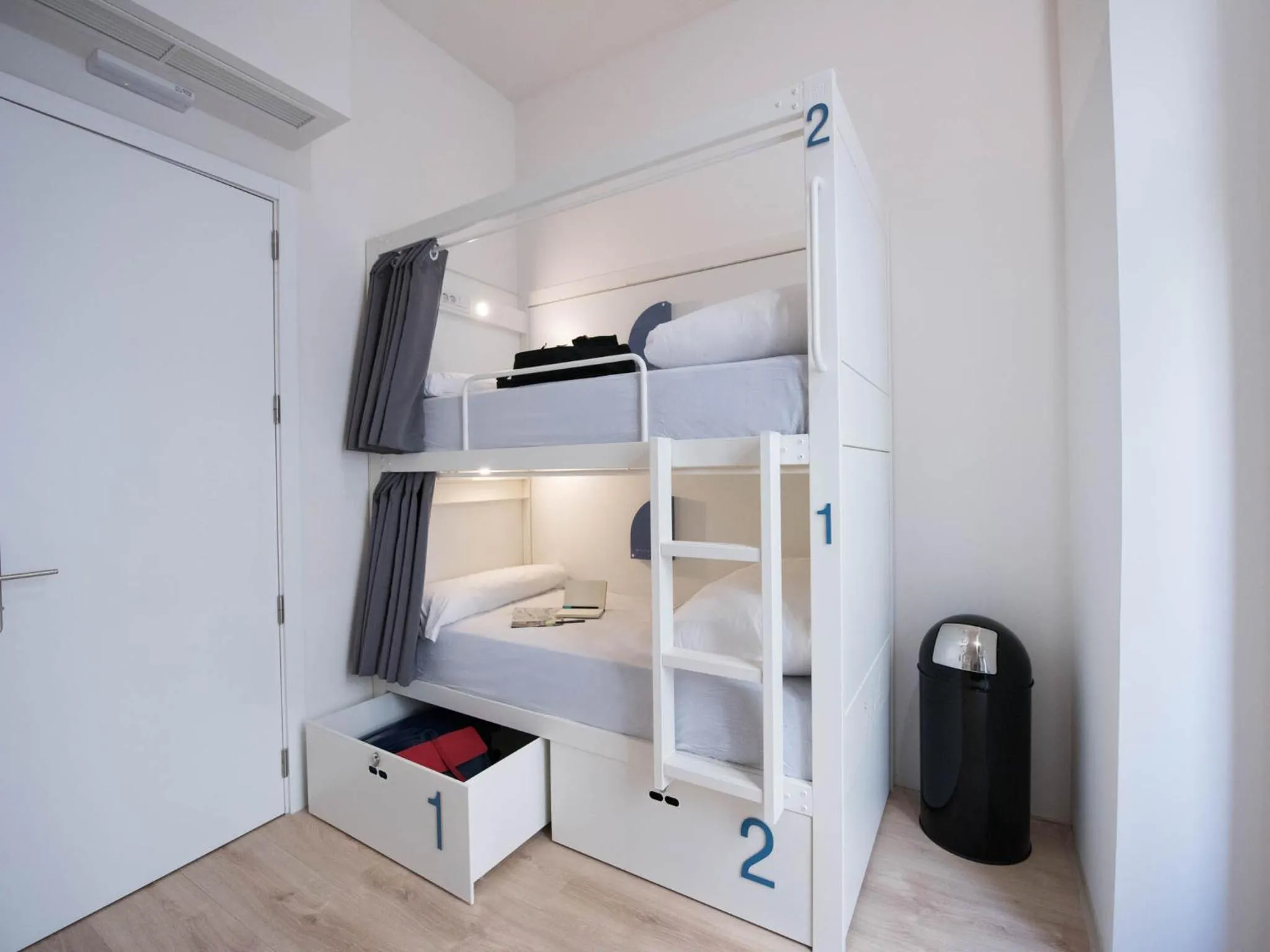 Bedroom, Bed in room00 Gran Vía Hostel