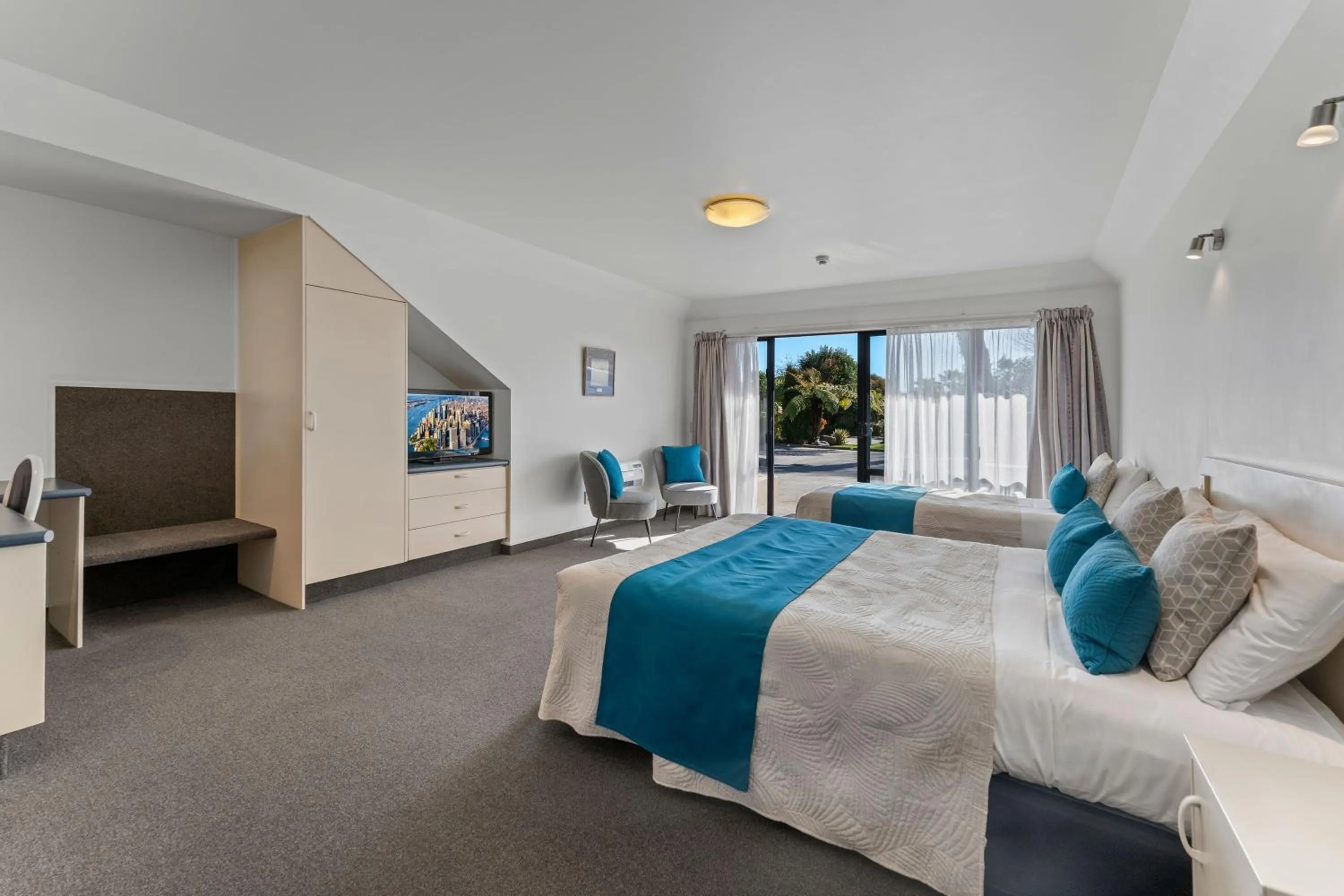 View (from property/room), Bed in Avalon Manor Motel