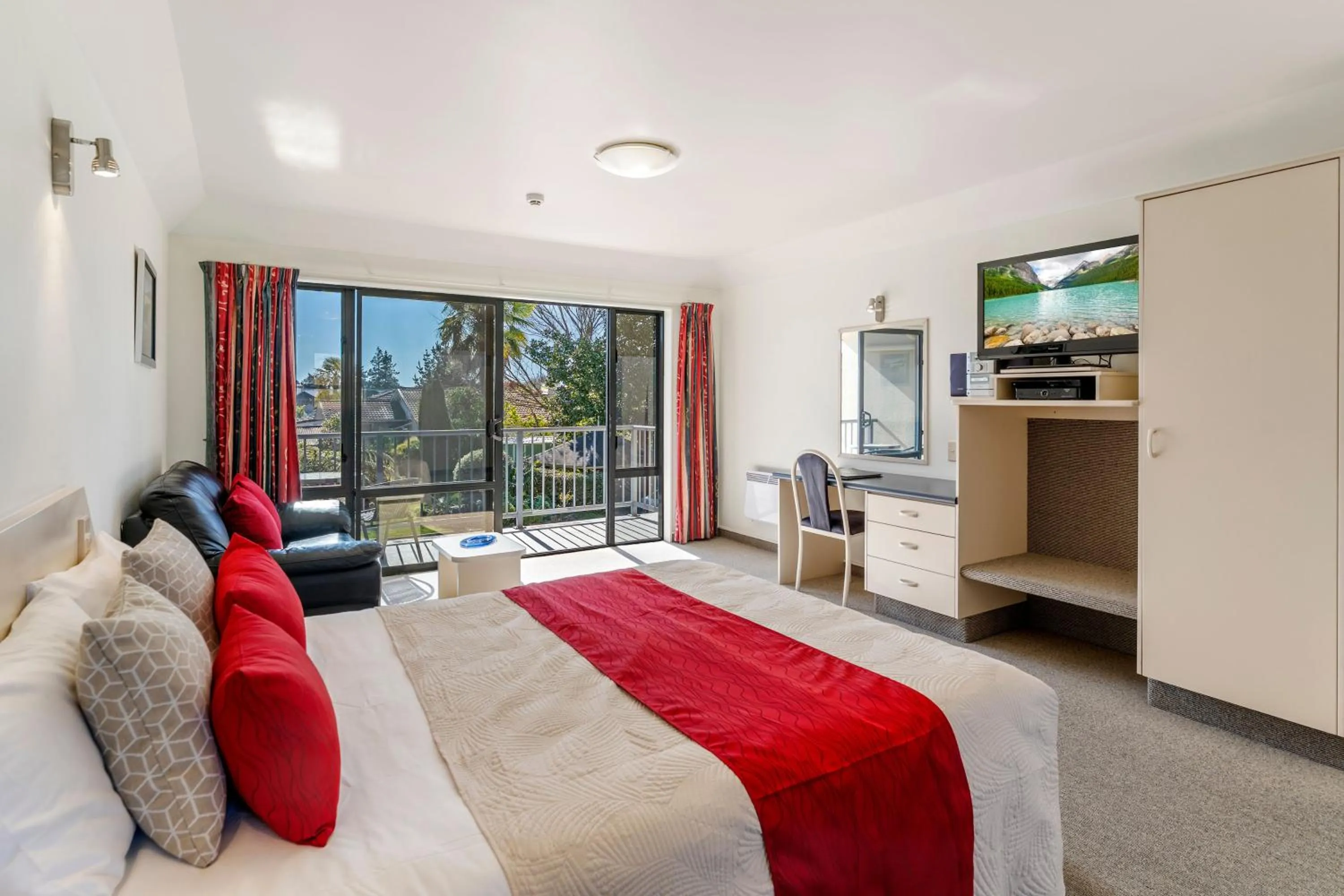 TV and multimedia, Bed in Avalon Manor Motel