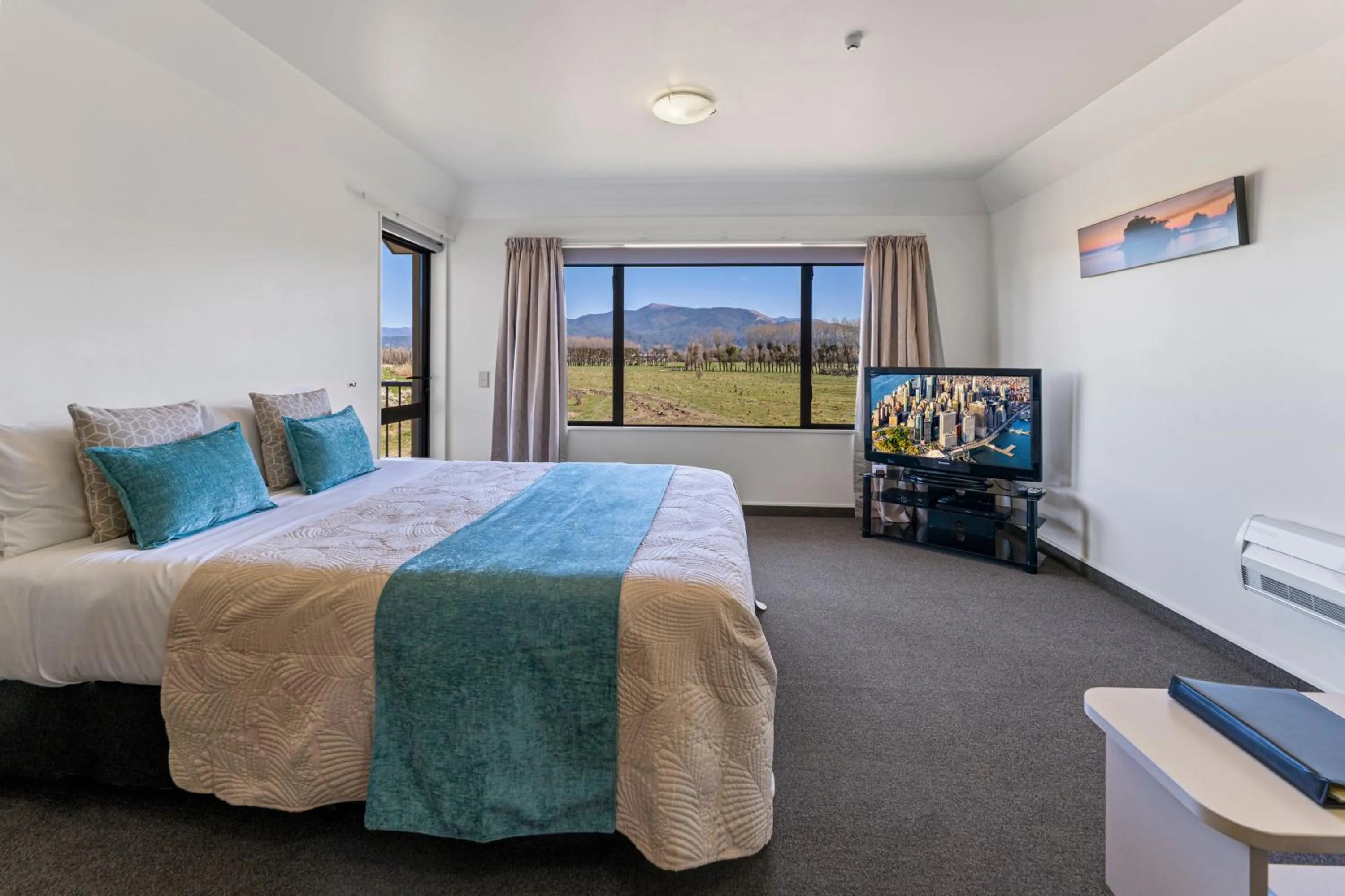 Photo of the whole room, Bed in Avalon Manor Motel