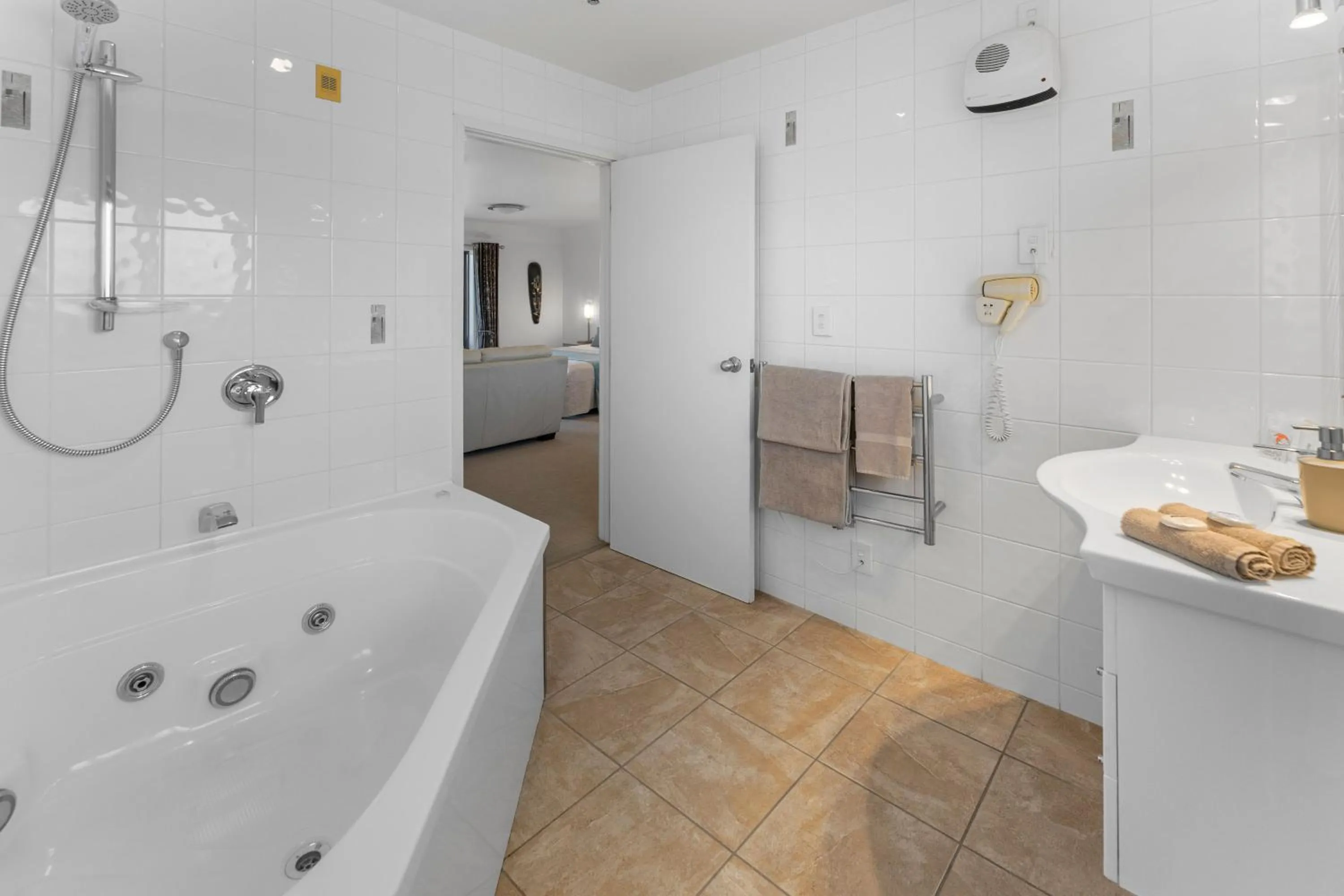 Bathroom in Avalon Manor Motel