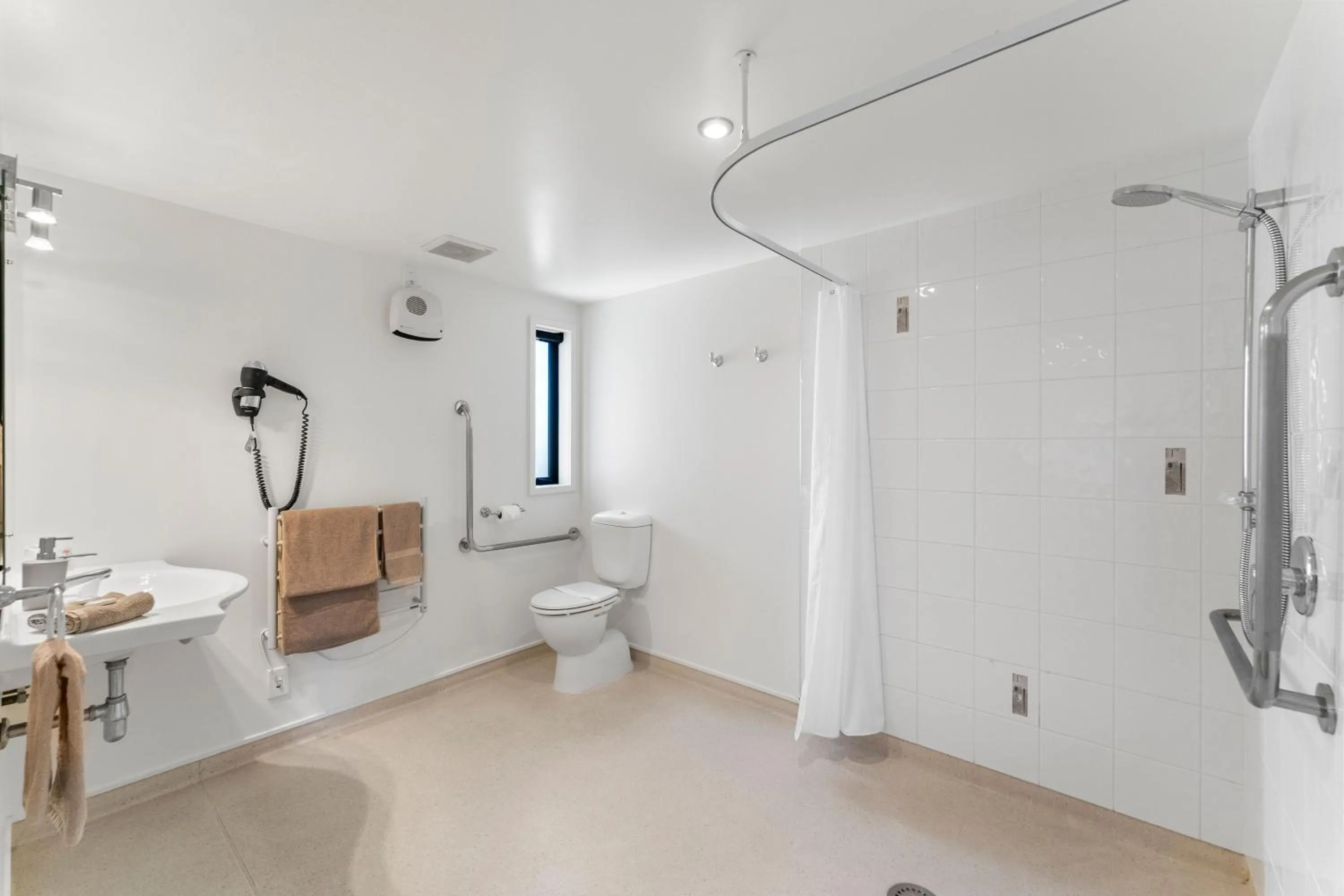 Bathroom in Avalon Manor Motel