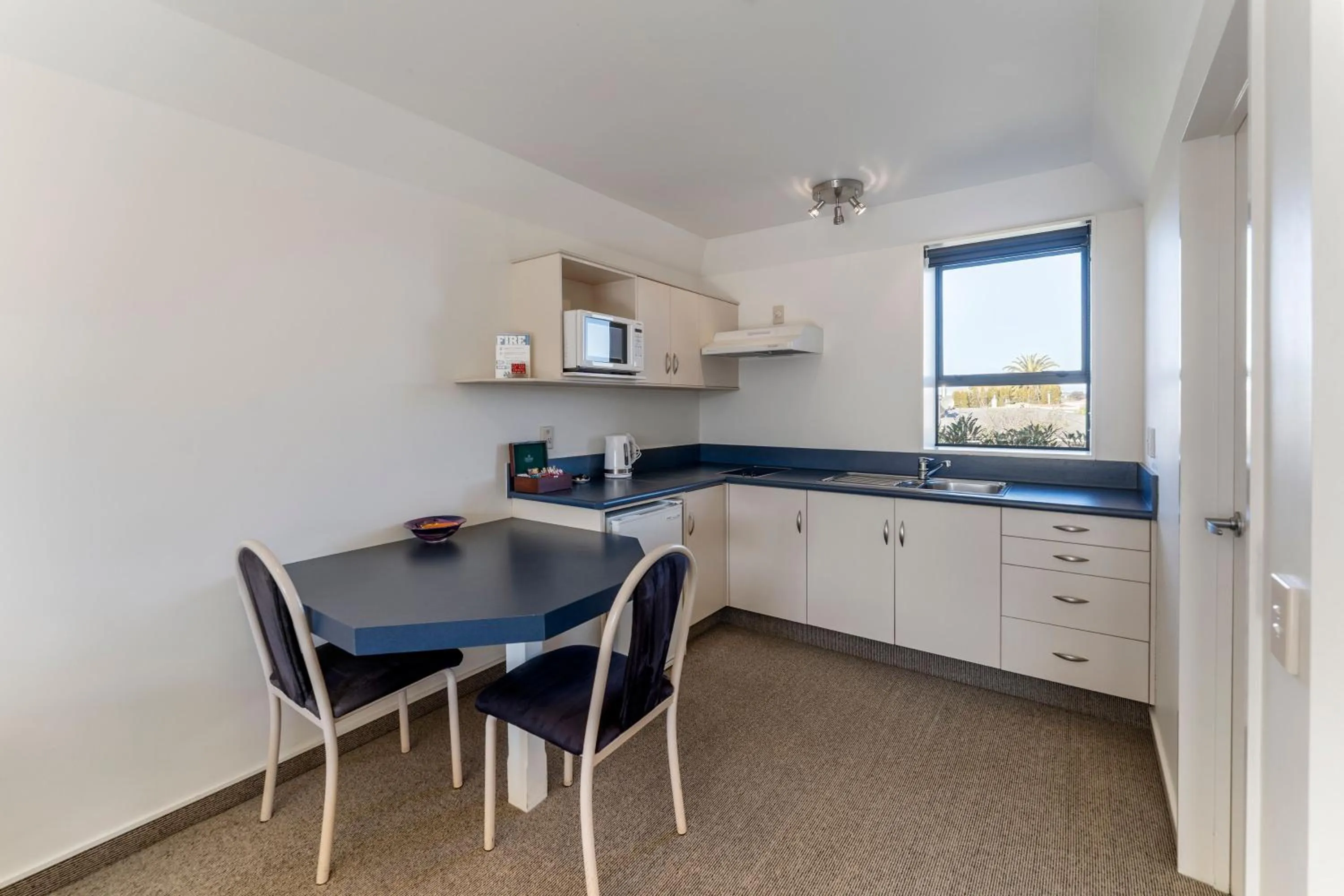 kitchen in Avalon Manor Motel