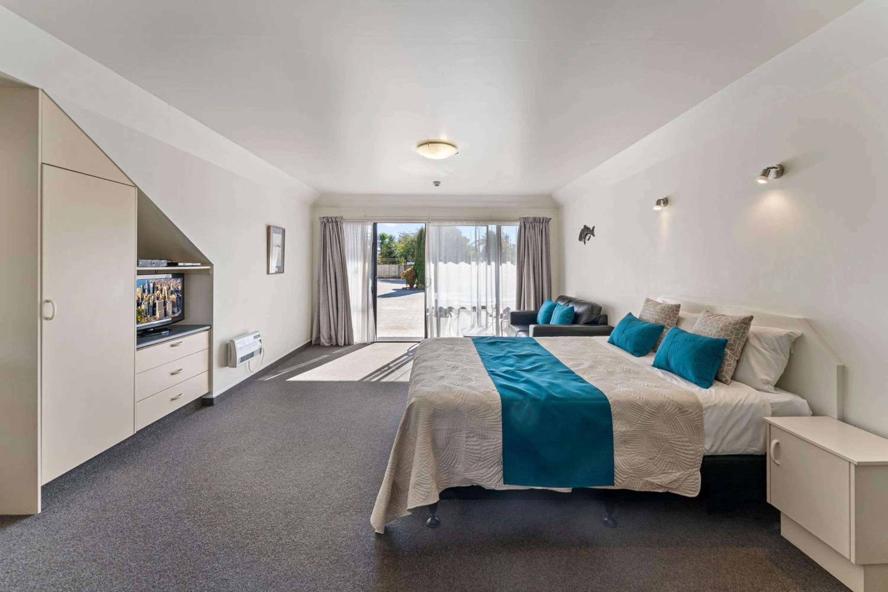 Bed in Avalon Manor Motel