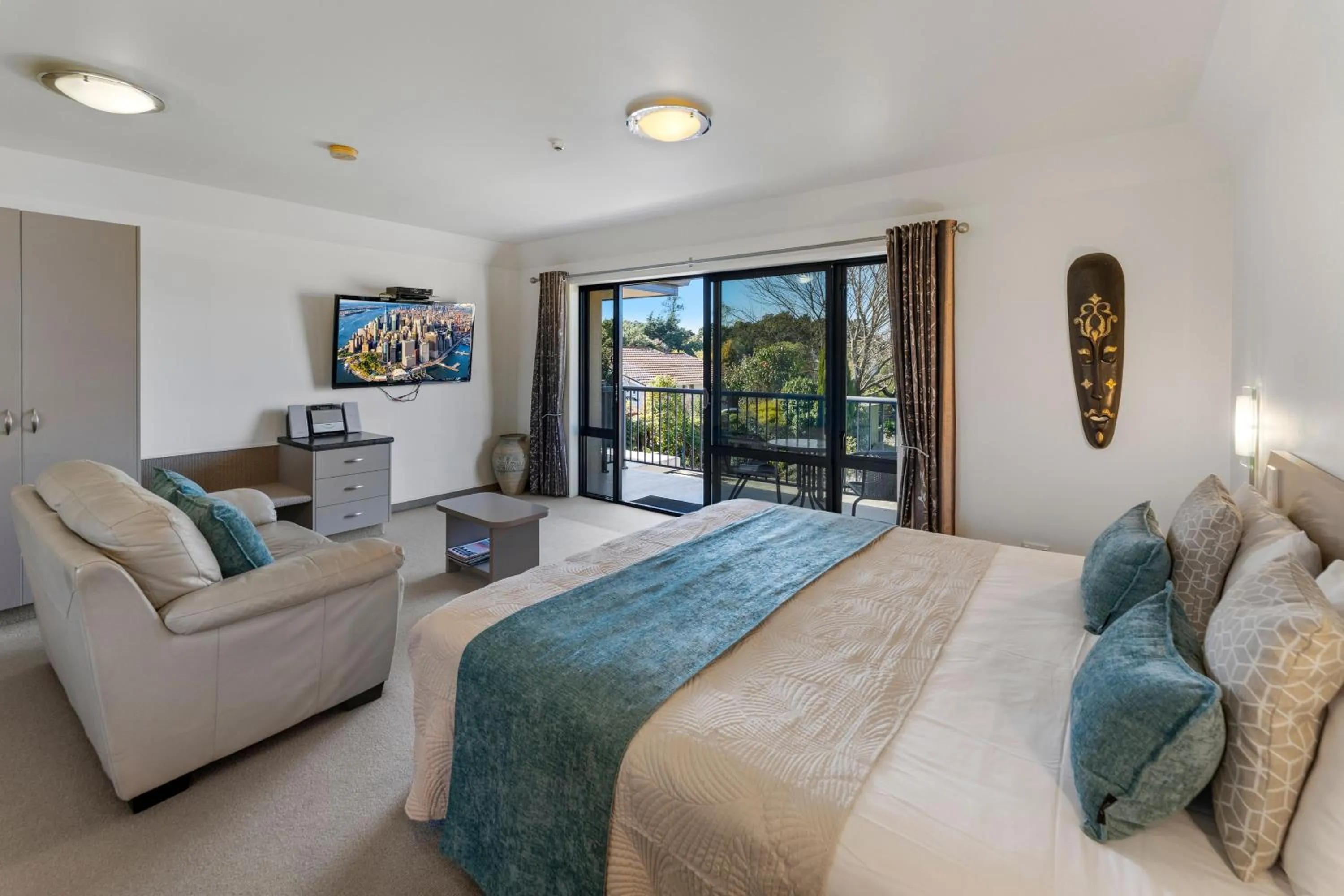 View (from property/room), Bed in Avalon Manor Motel