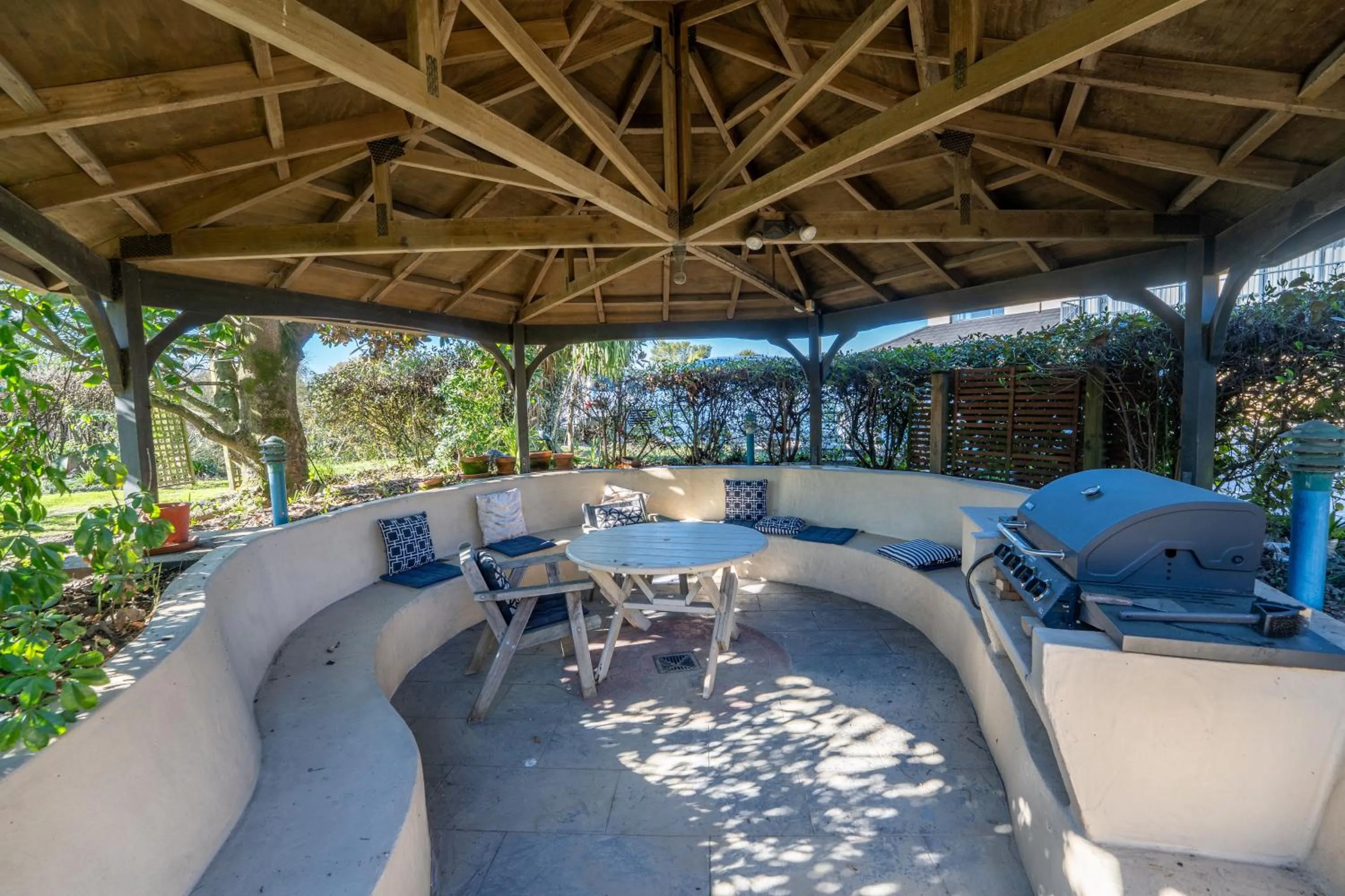 BBQ facilities in Avalon Manor Motel