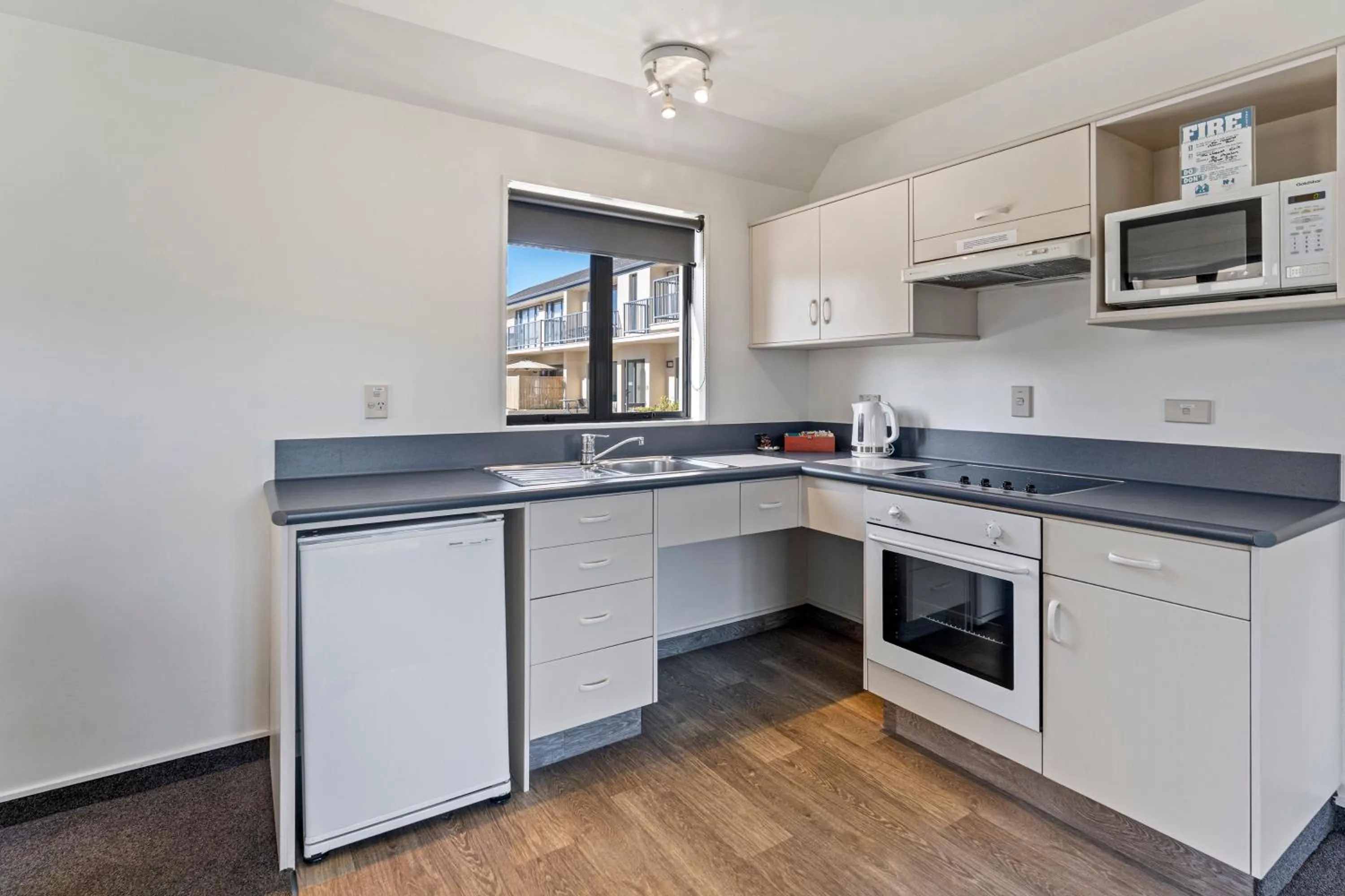 kitchen in Avalon Manor Motel