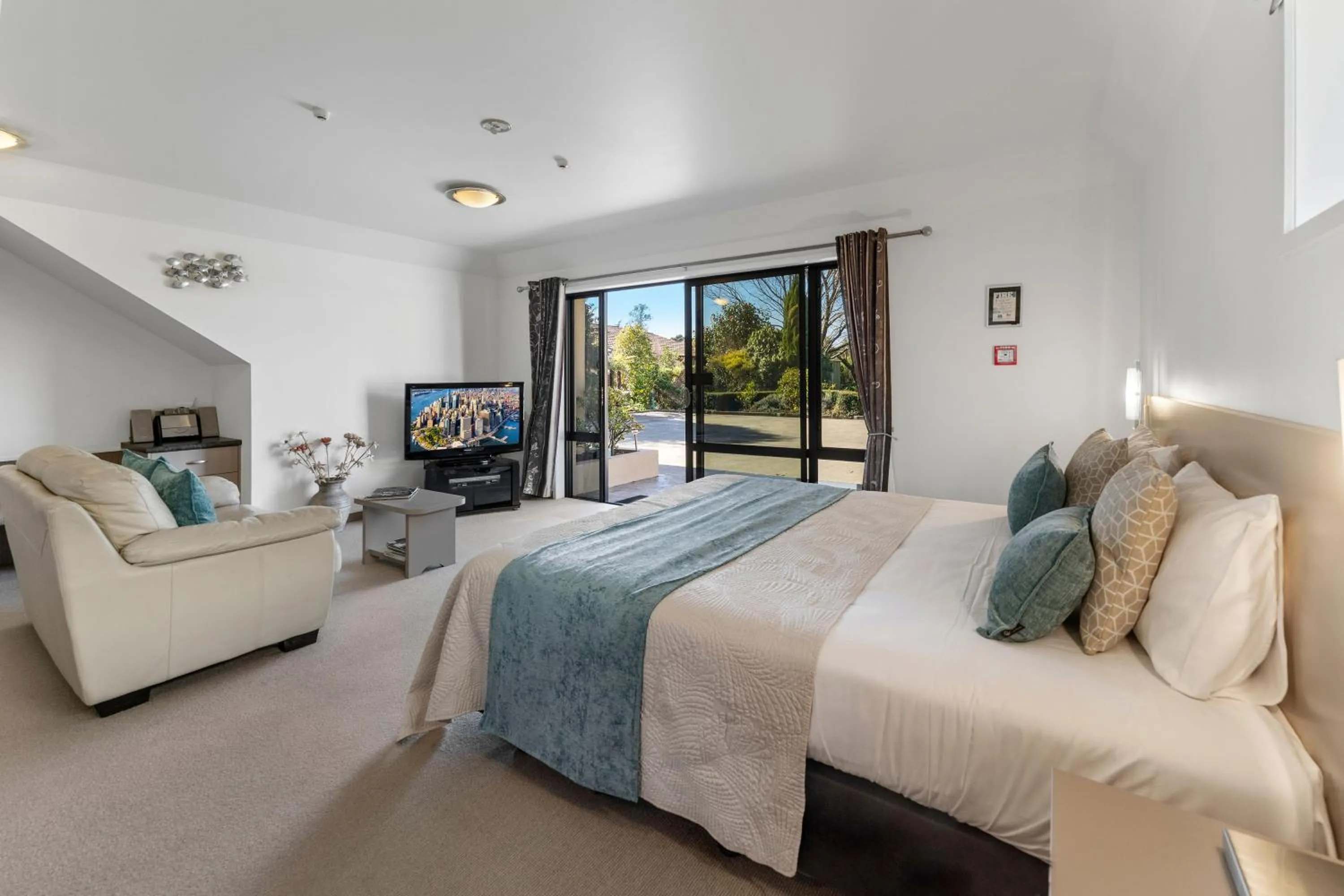 View (from property/room), Bed in Avalon Manor Motel