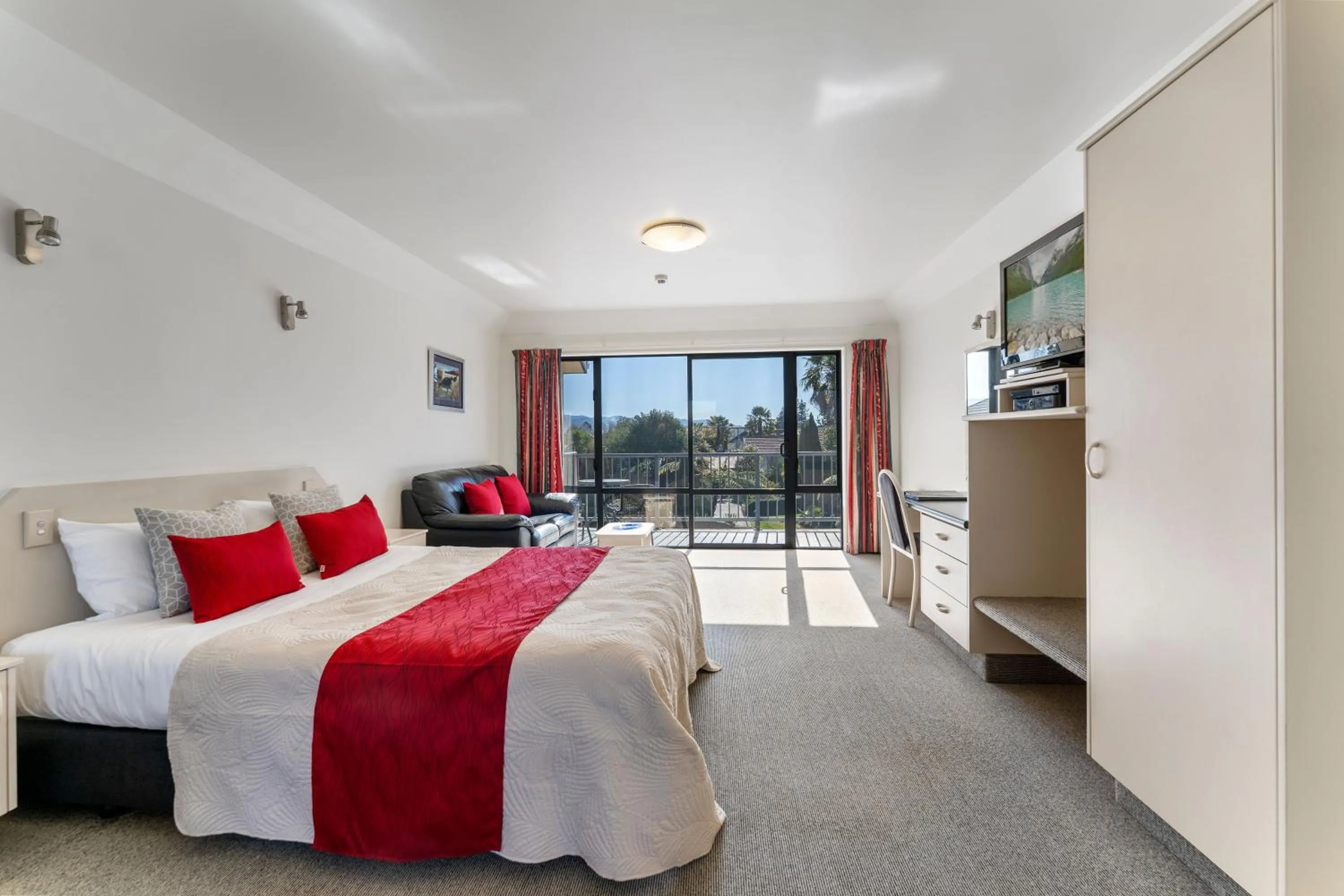 Bed in Avalon Manor Motel