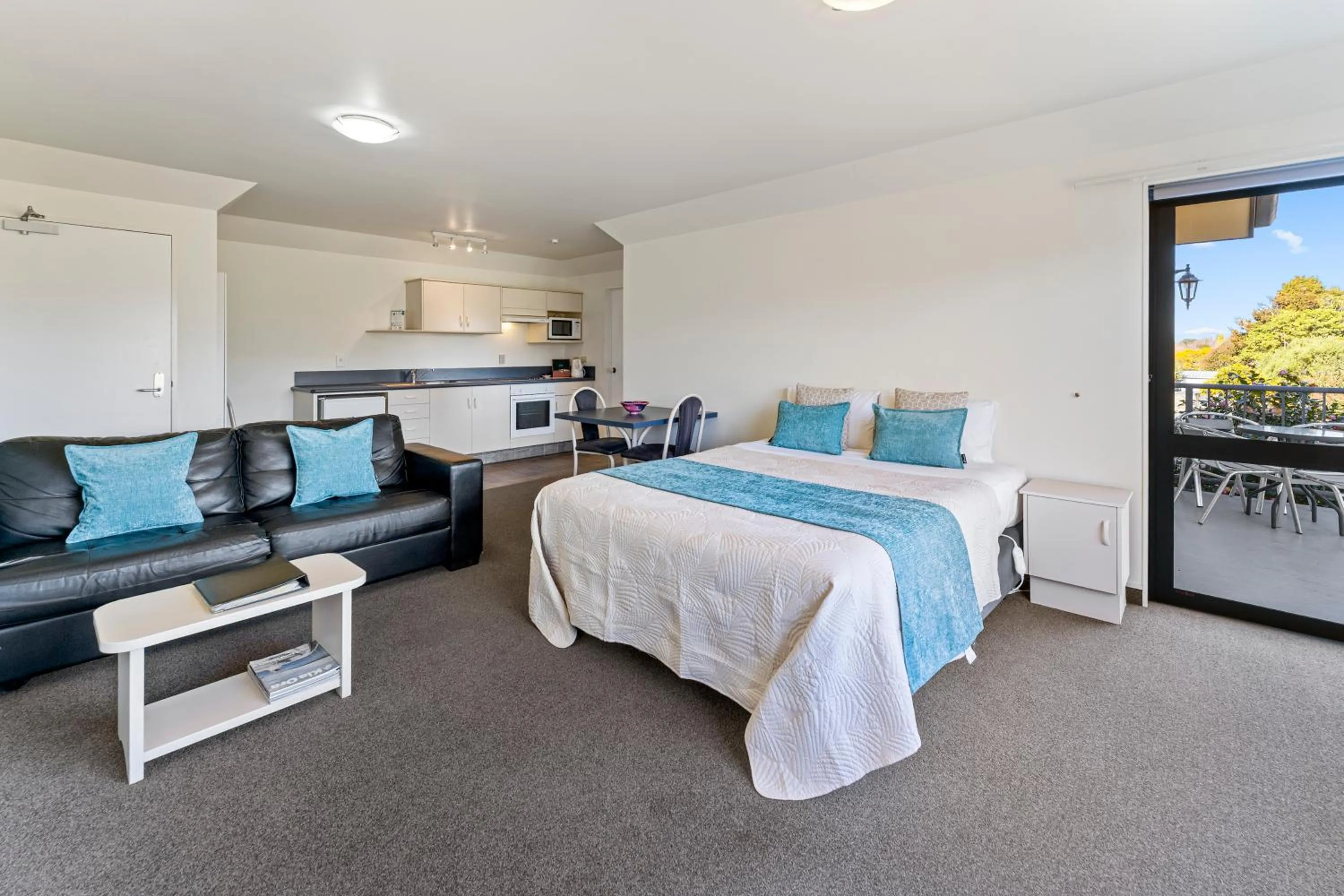 Photo of the whole room, Bed in Avalon Manor Motel