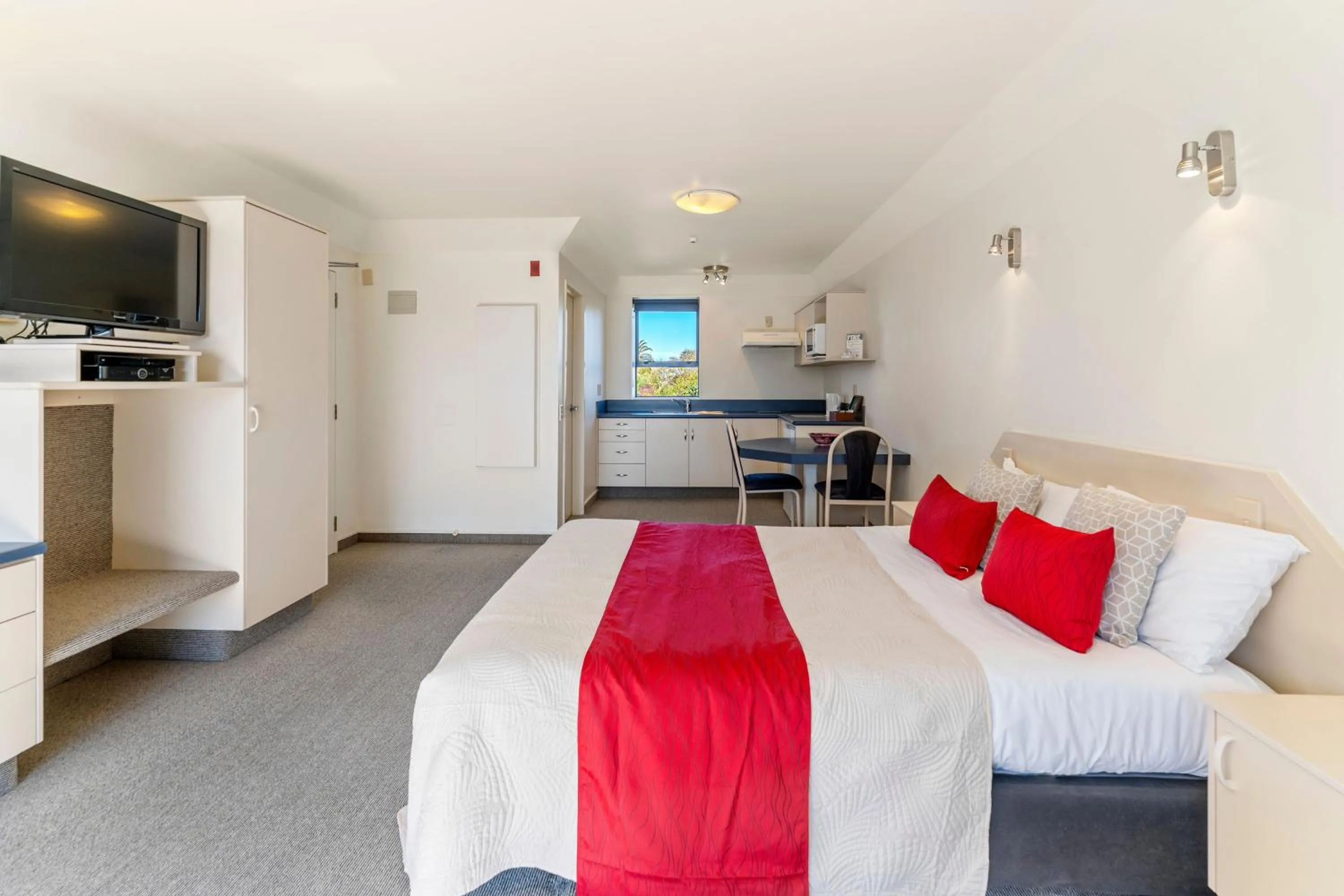 Bed in Avalon Manor Motel