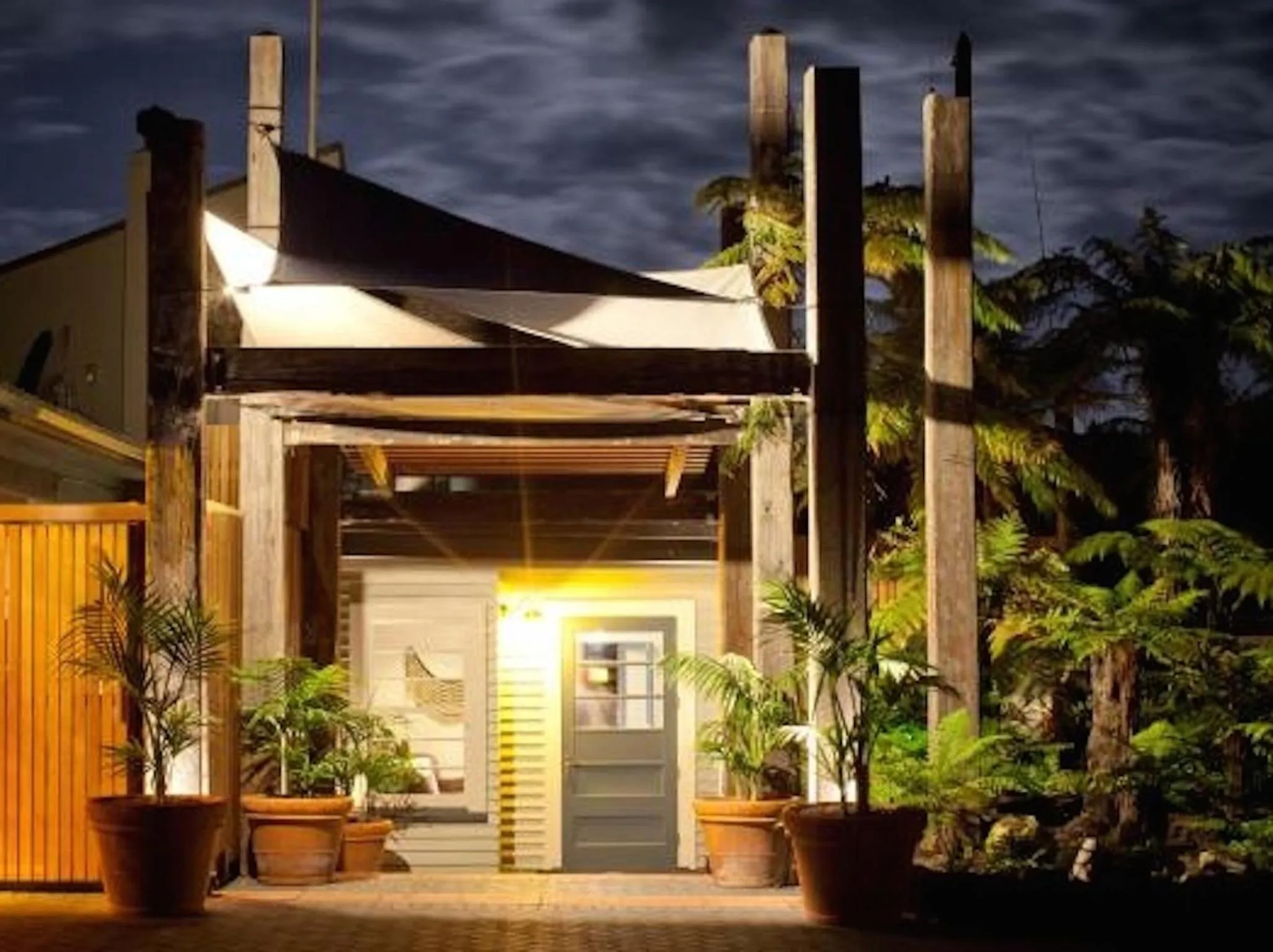 Facade/entrance in Solitaire Lodge