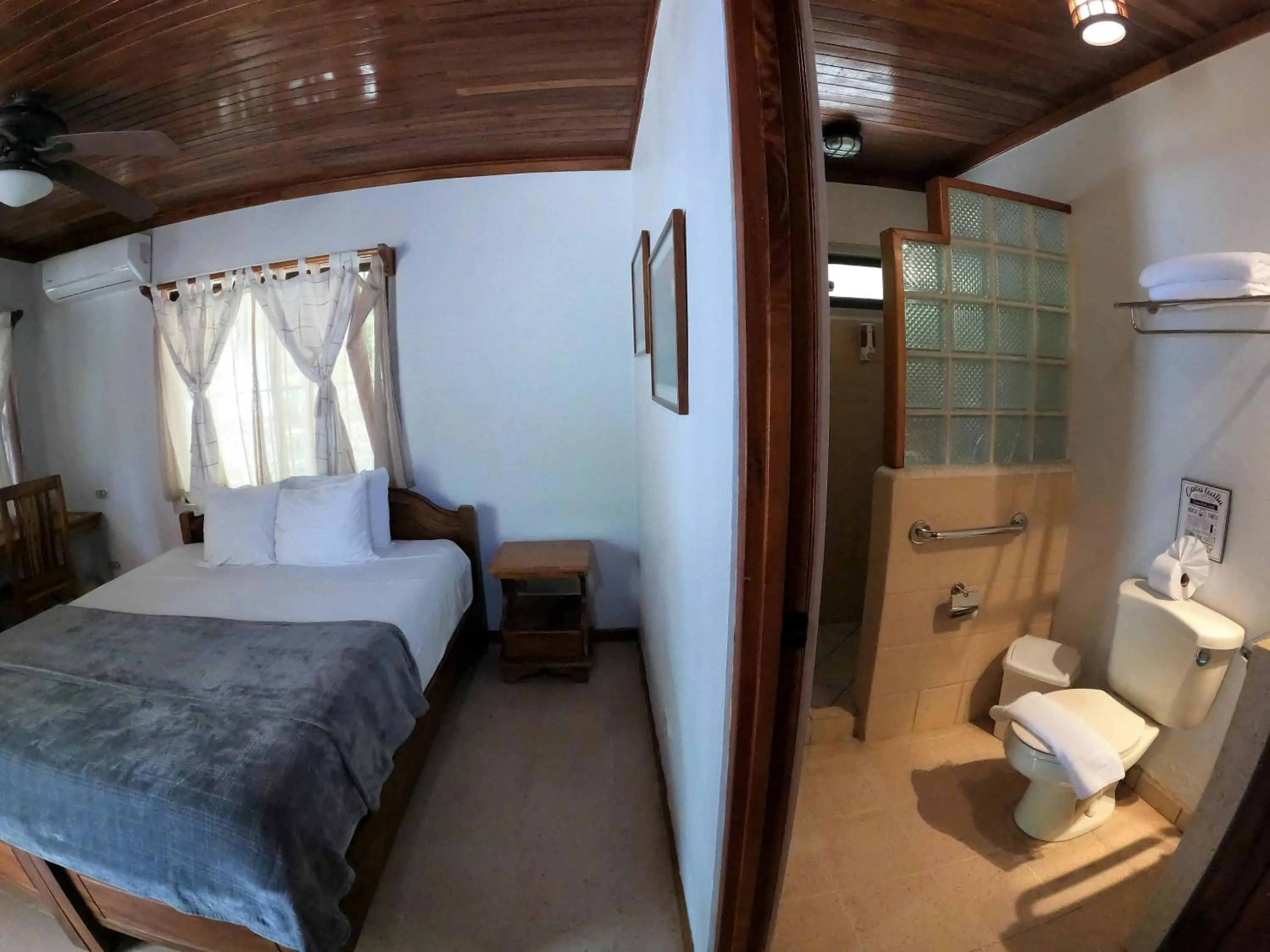 Bedroom, Bed in Casa Cecilia Beach Front