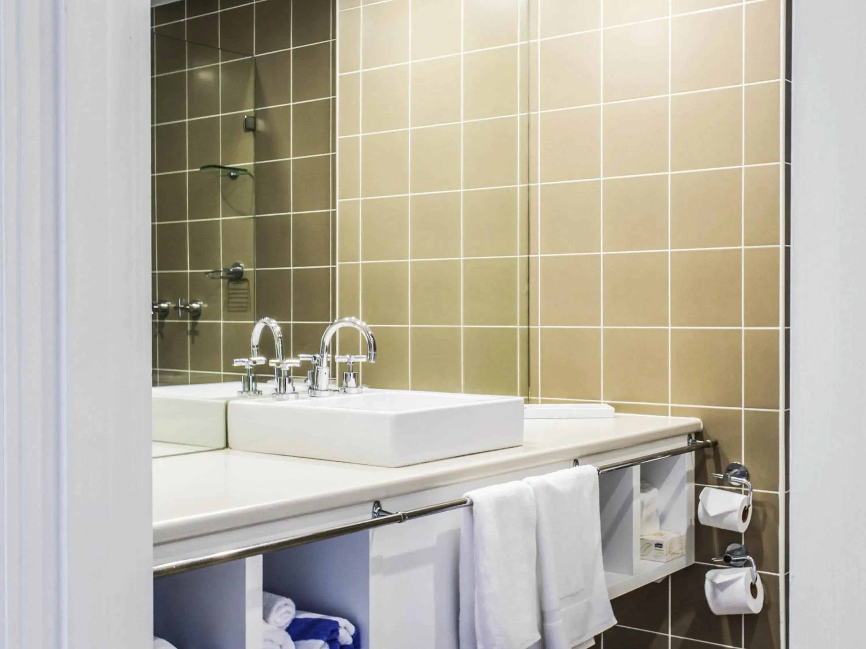 Standard Room with One King and One Single Bed in Mercure Gerringong Resort Standard Room with One King and One Single Bed in Mercure Gerringong Resort