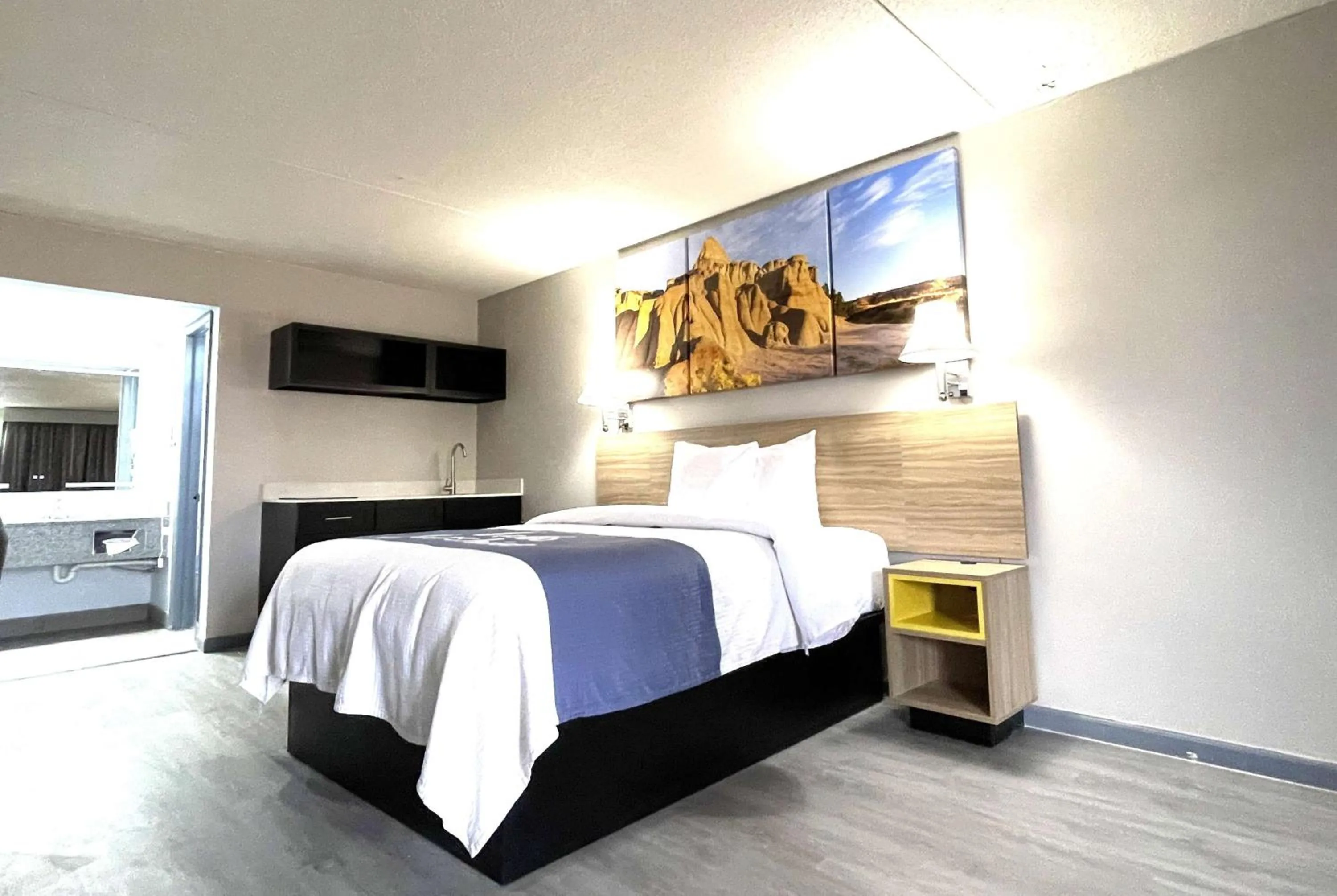 Photo of the whole room, Bed in Days Inn by Wyndham Salina South