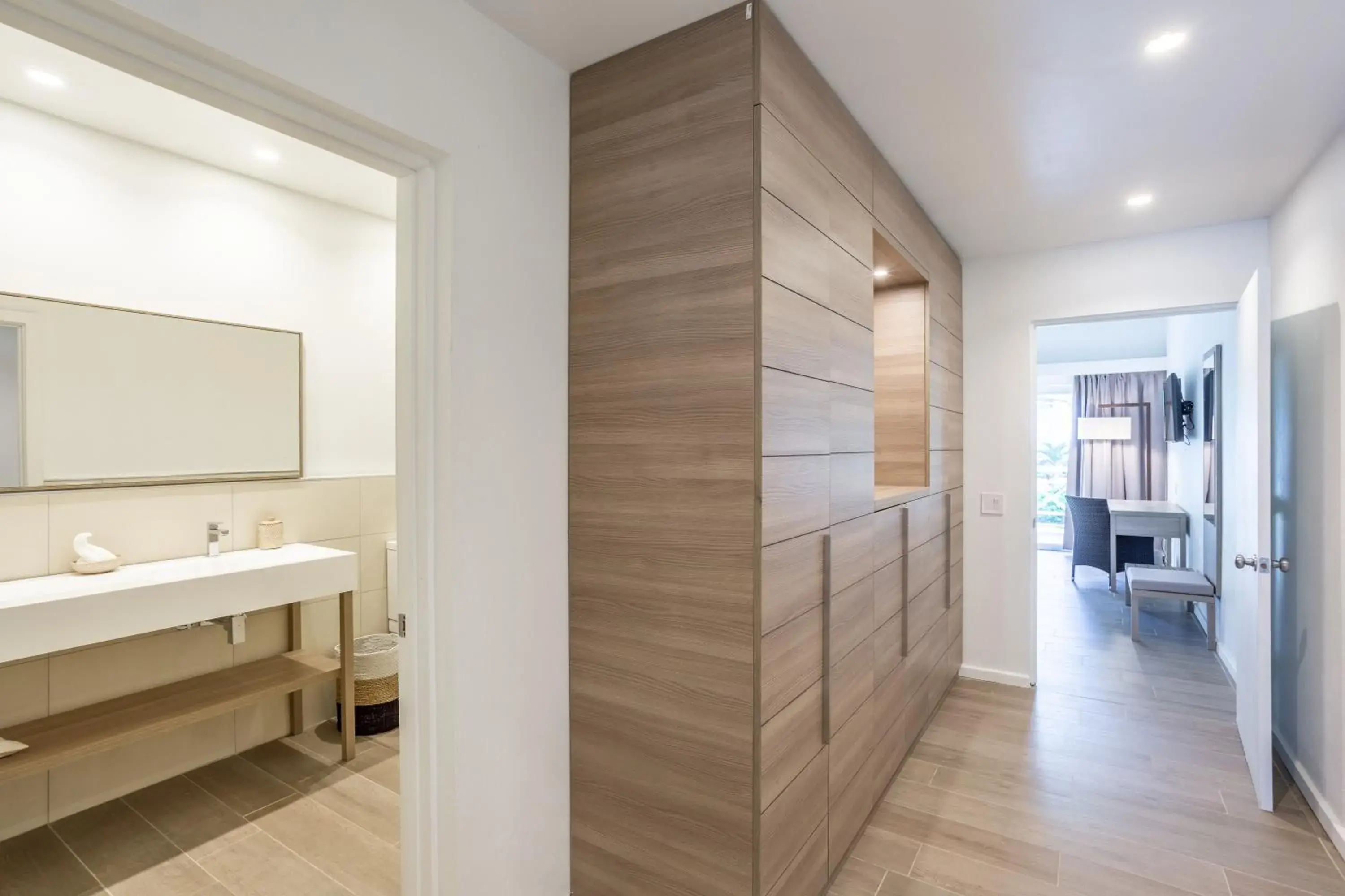 Standard Beachside Suite 1 King & 1 Sofa-bed non-smoking (4KN) - single occupancy in Wyndham Tortola BVI Lambert Beach Resort Standard Beachside Suite 1 King & 1 Sofa-bed non-smoking (4KN) - single occupancy in Wyndham Tortola BVI Lambert Beach Resort