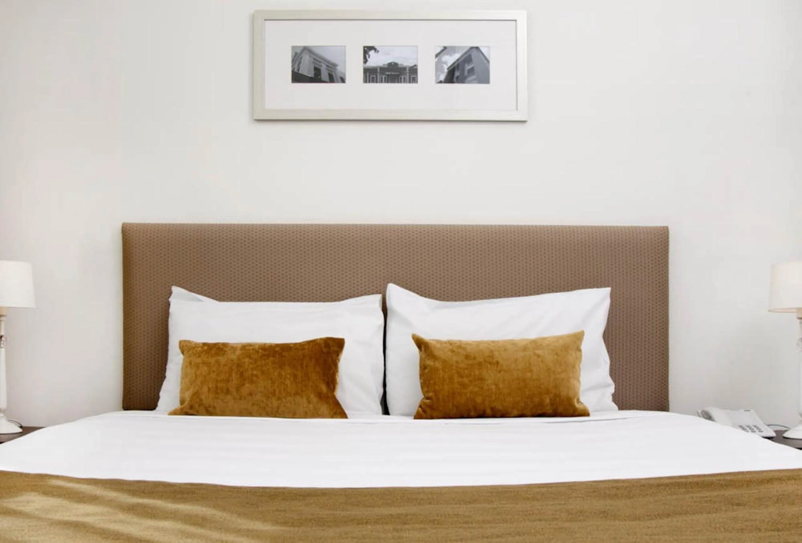 Bedroom, Bed in Quest on London