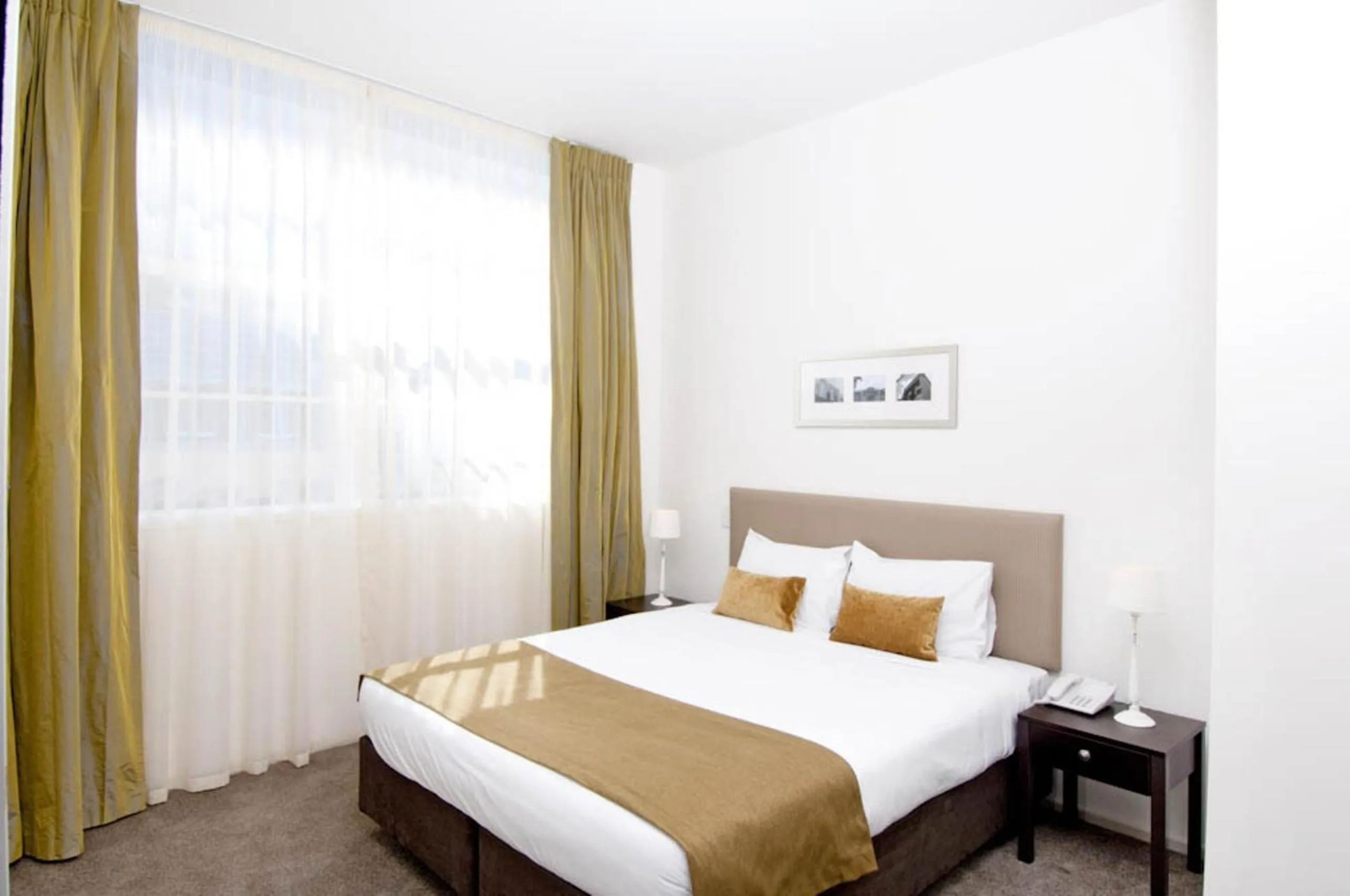 Bedroom, Bed in Quest on London