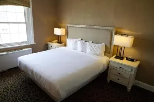 Vintage Queen in Spokane Club Hotel Vintage Queen in Spokane Club Hotel