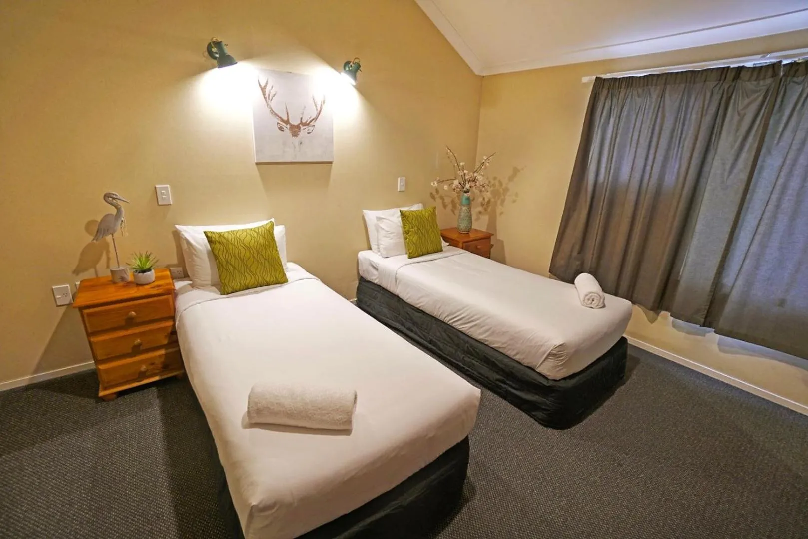 Bedroom, Bed in Anglesea Motel and Conference Centre