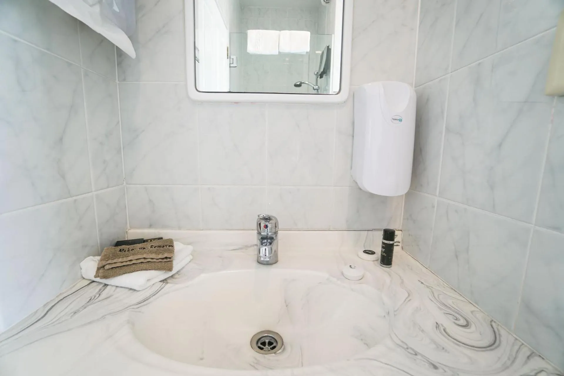 Bathroom in Anglesea Motel and Conference Centre