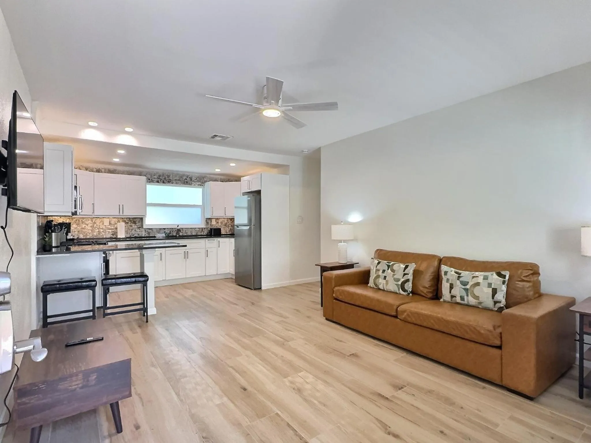 TV and multimedia in Siesta Heron Suites & Villas