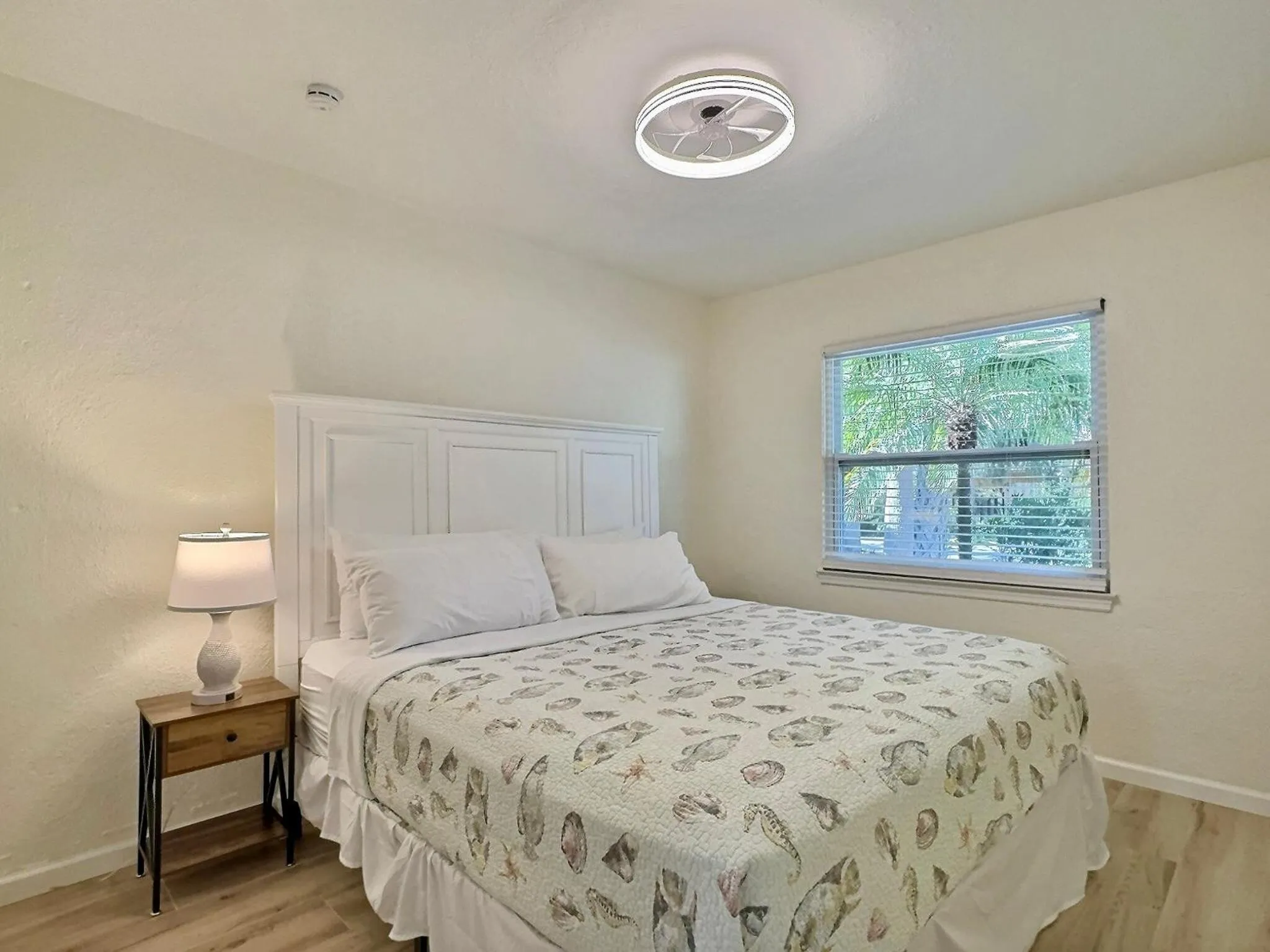 Bed in Siesta Heron Suites & Villas