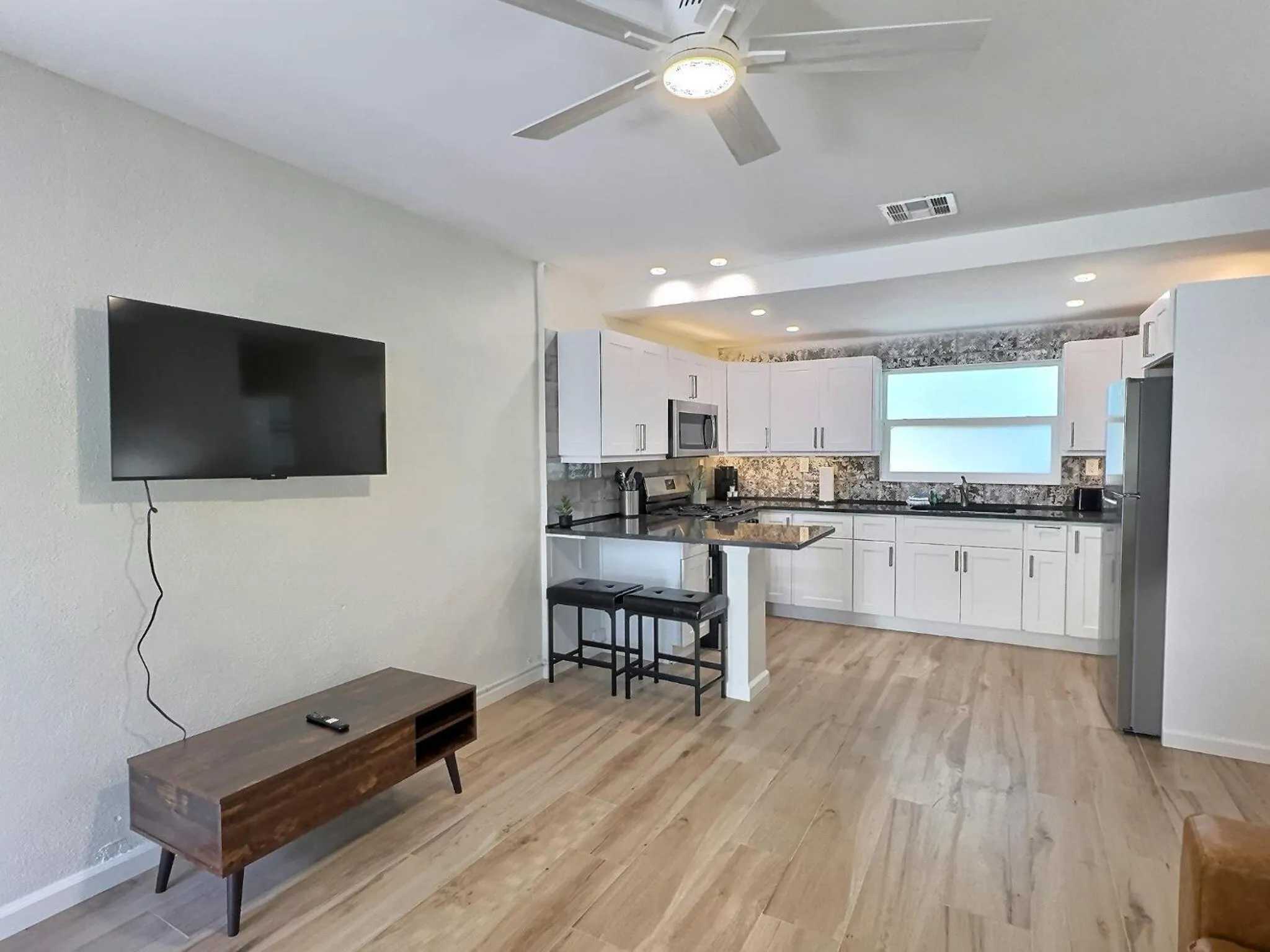 TV and multimedia in Siesta Heron Suites & Villas