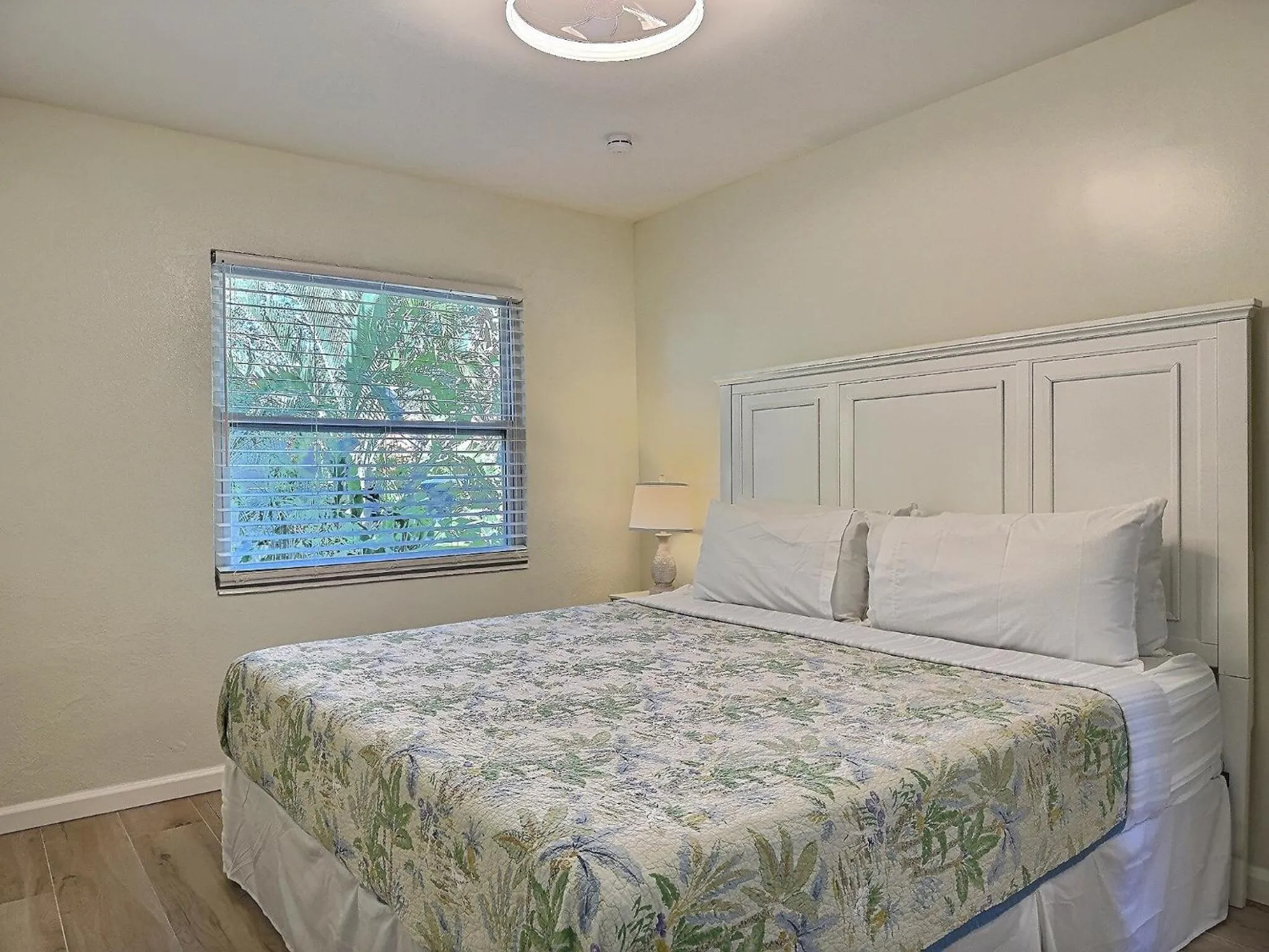 Bed in Siesta Heron Suites & Villas