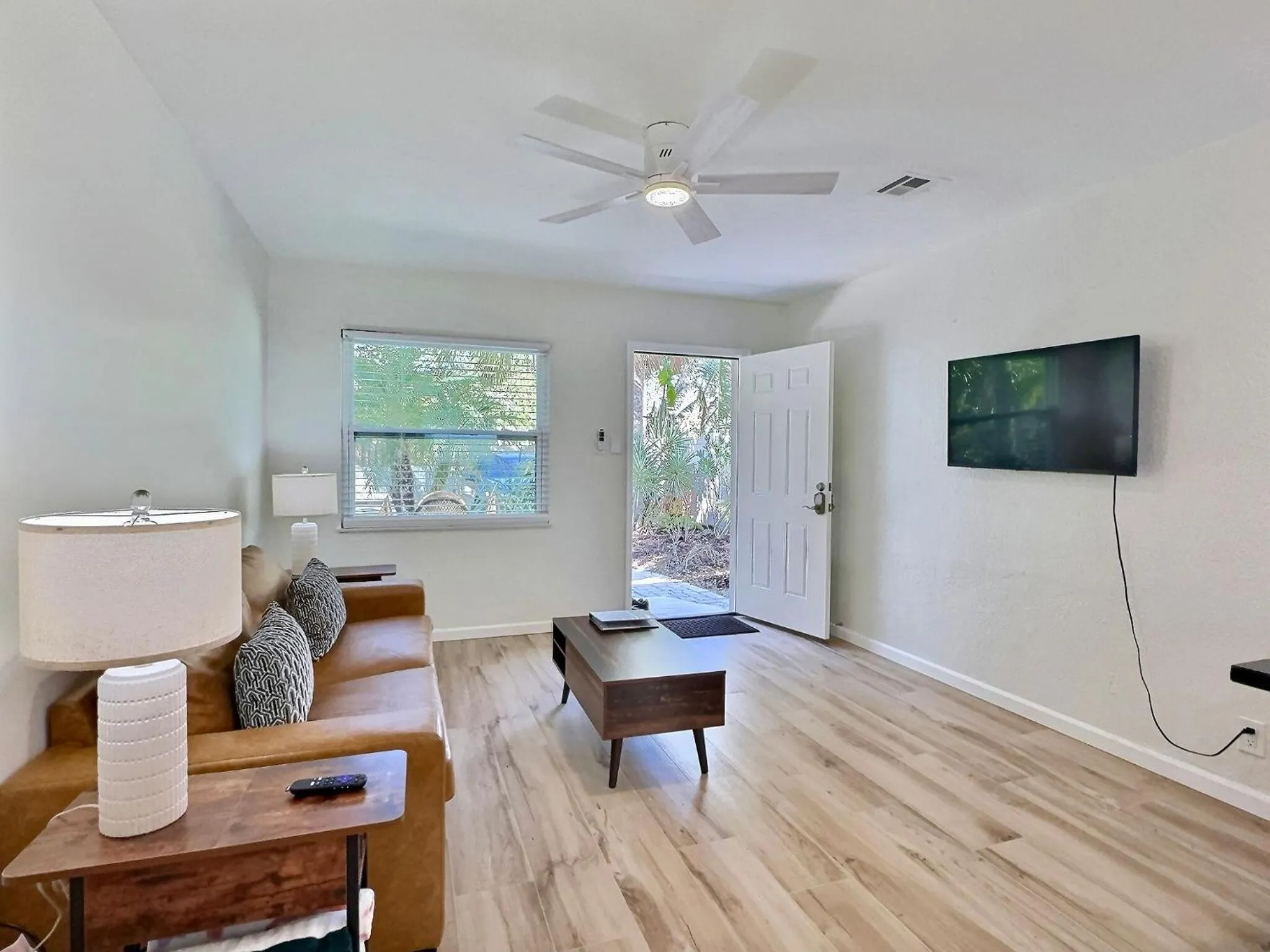 TV and multimedia in Siesta Heron Suites & Villas