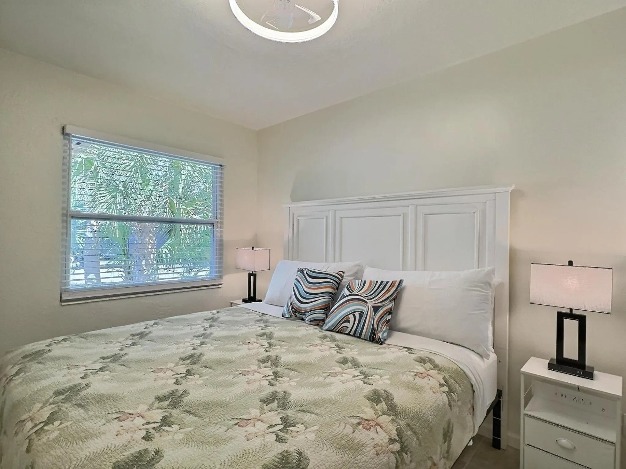 Bed in Siesta Heron Suites & Villas