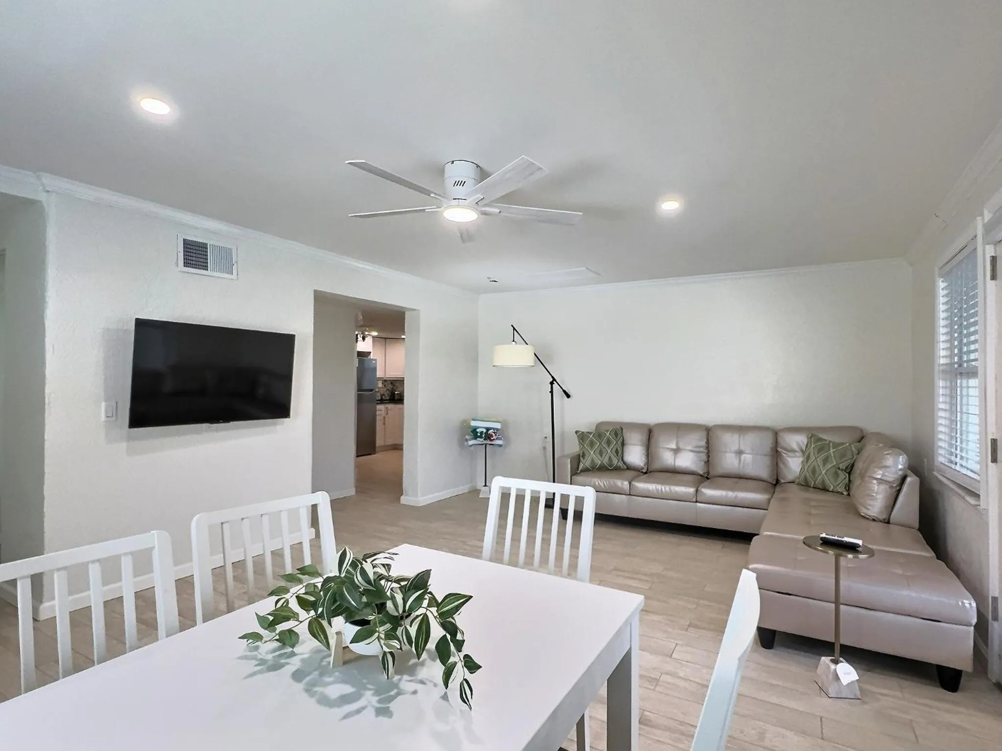 TV and multimedia in Siesta Heron Suites & Villas