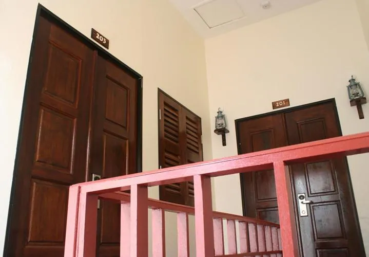 Facade/entrance in Red Inn Court