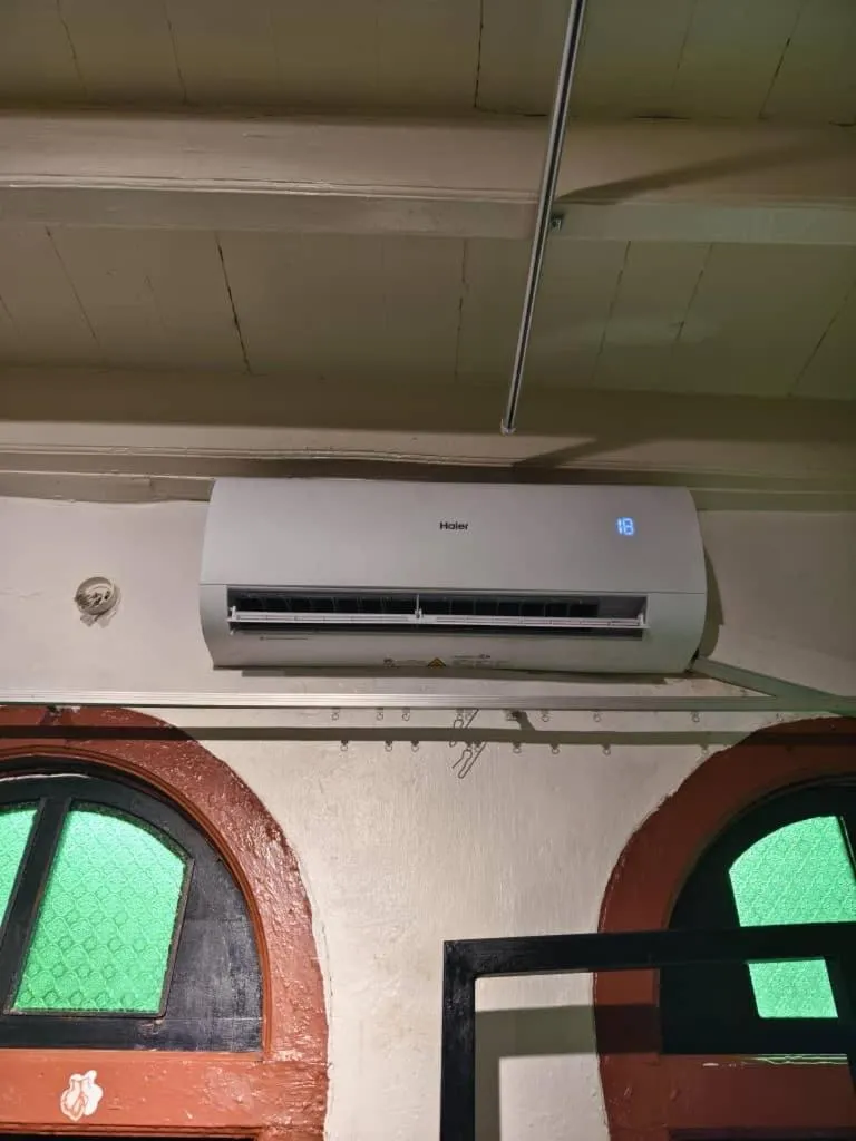 air conditioner in Red Inn Court