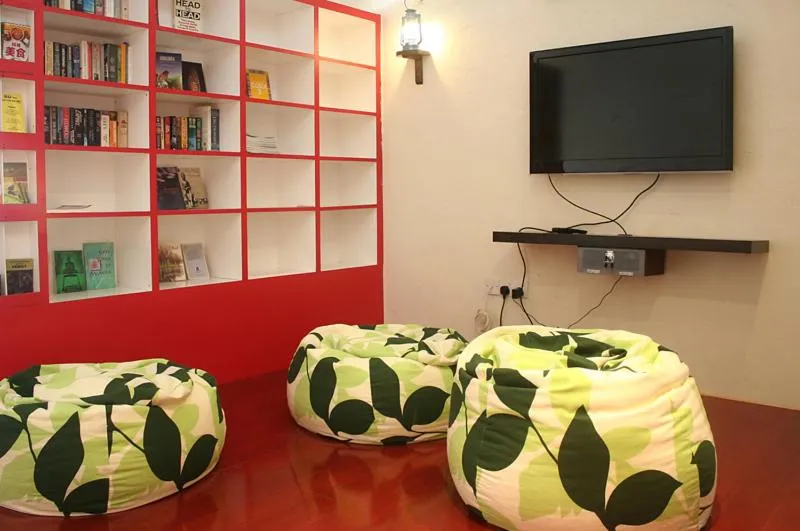 Communal lounge/ TV room in Red Inn Court