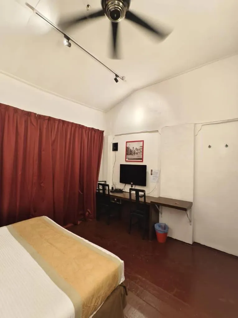 TV and multimedia, Bed in Red Inn Court