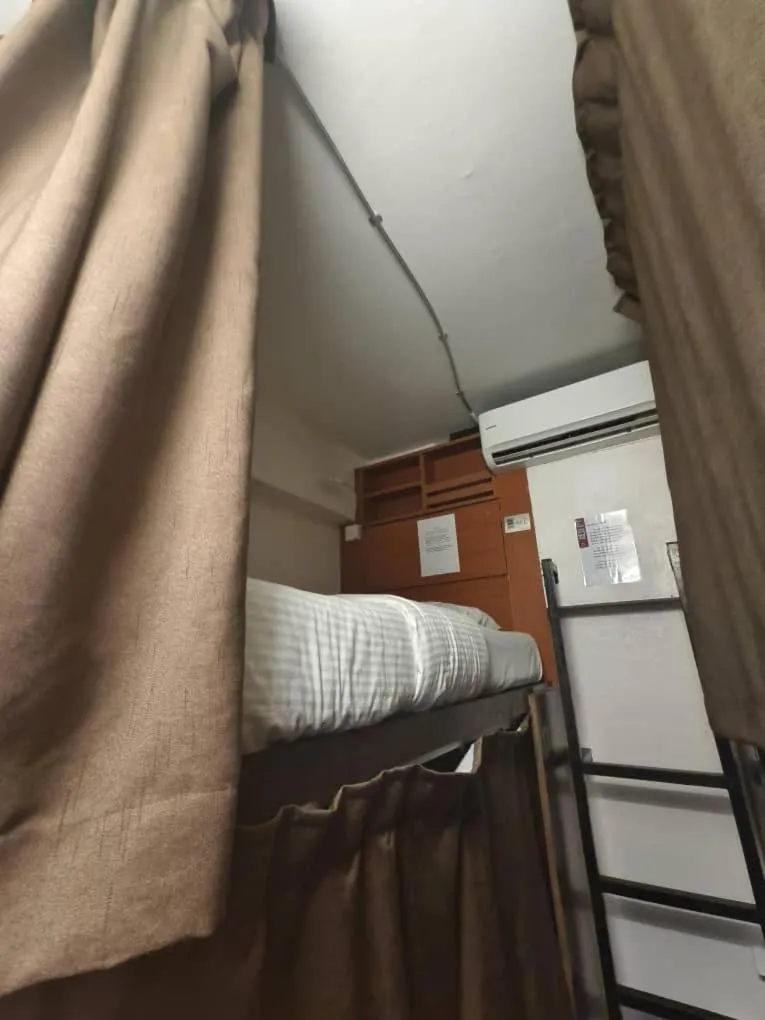 bunk bed, Bed in Red Inn Court