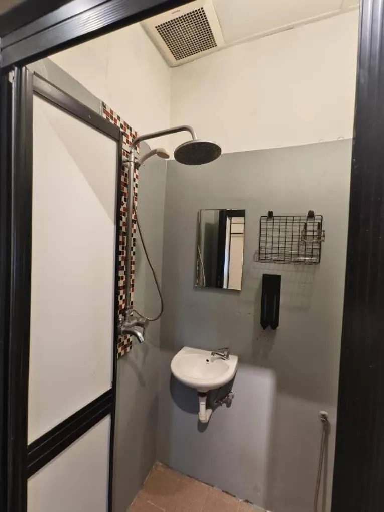 Toilet in Red Inn Court